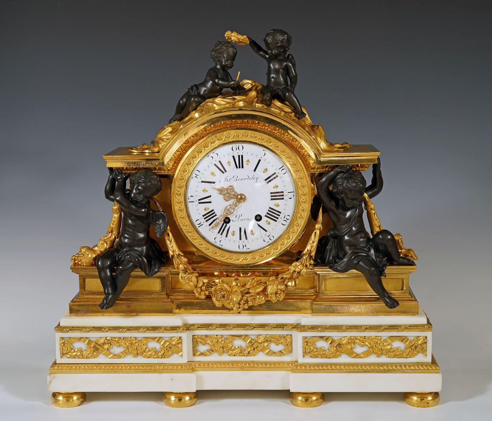 Signiert auf dem Zifferblatt A. Beurdeley Paris
Mechanismus unterzeichnet J LEFEBVRE FILS PARIS

Seltene Uhr im Louis-XVI-Stil aus quecksilbervergoldeter und patinierter gemeißelter Bronze und weißem Marmor. In Form eines gewölbten Giebels ist er