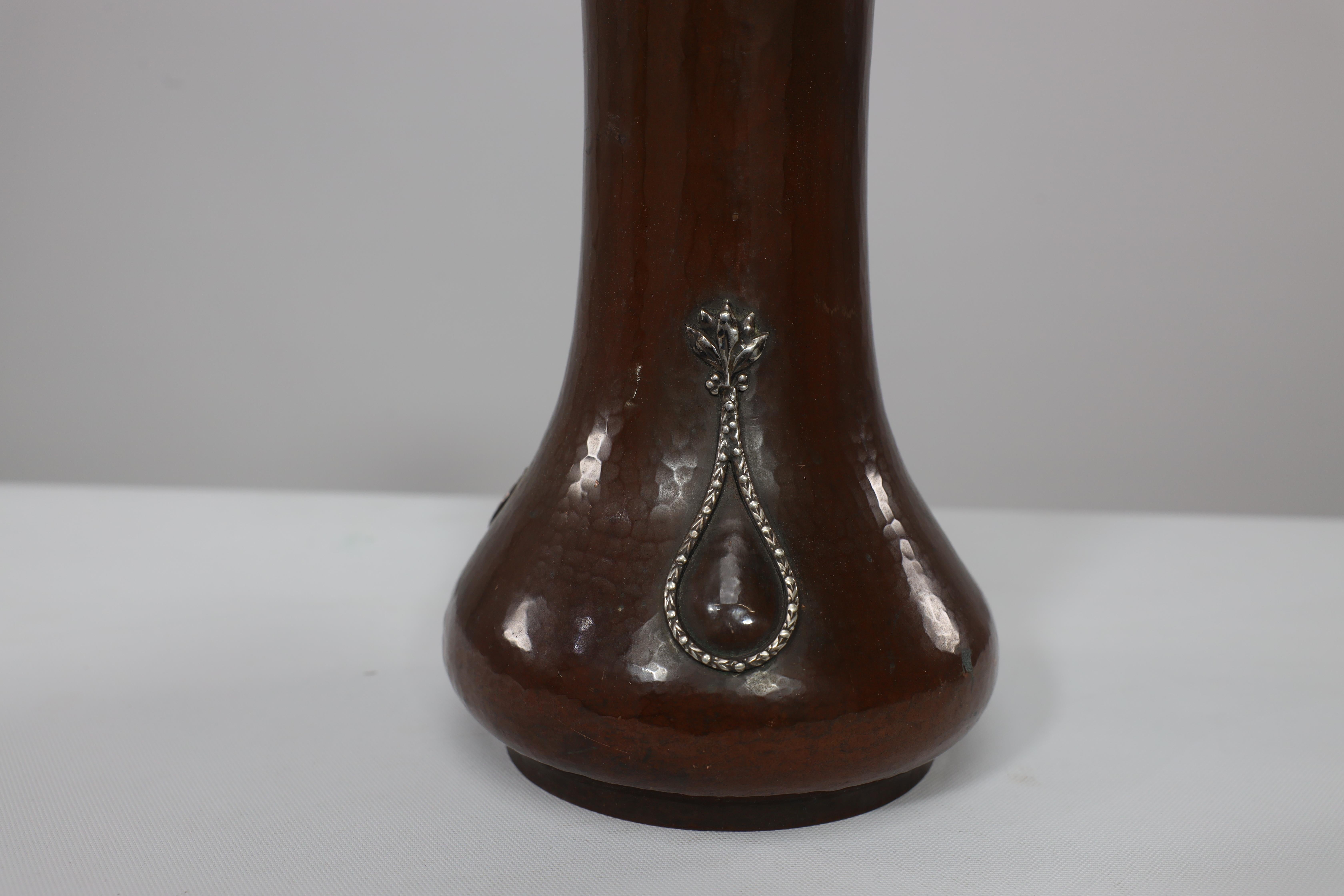 Début du 20ème siècle A.E. Jones. Paire de vases en cuivre martelé à la main avec décoration en forme de goutte d'eau argentée en vente