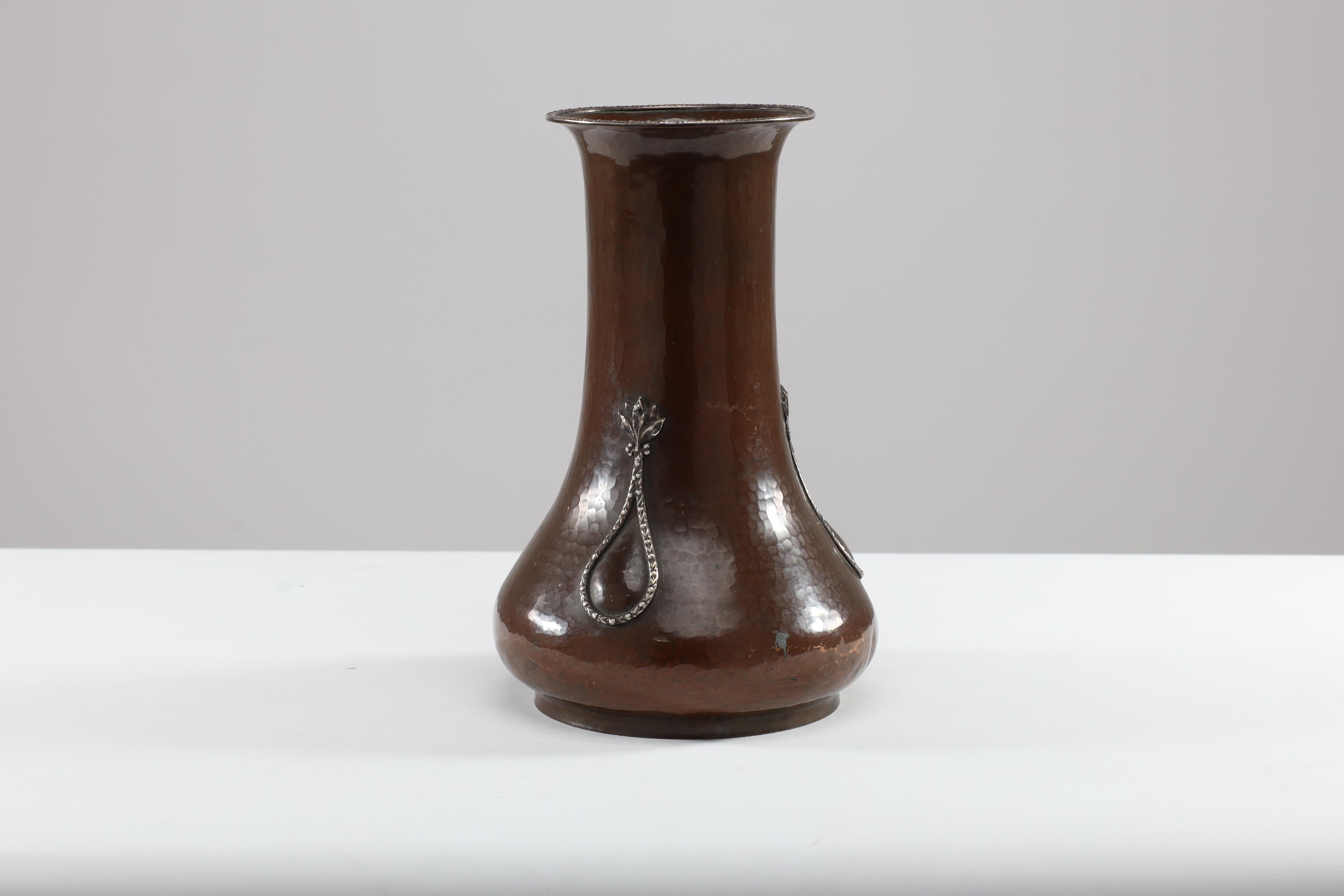 Anglais A.E. Jones. Paire de vases en cuivre martelé à la main avec décoration en forme de goutte d'eau argentée en vente
