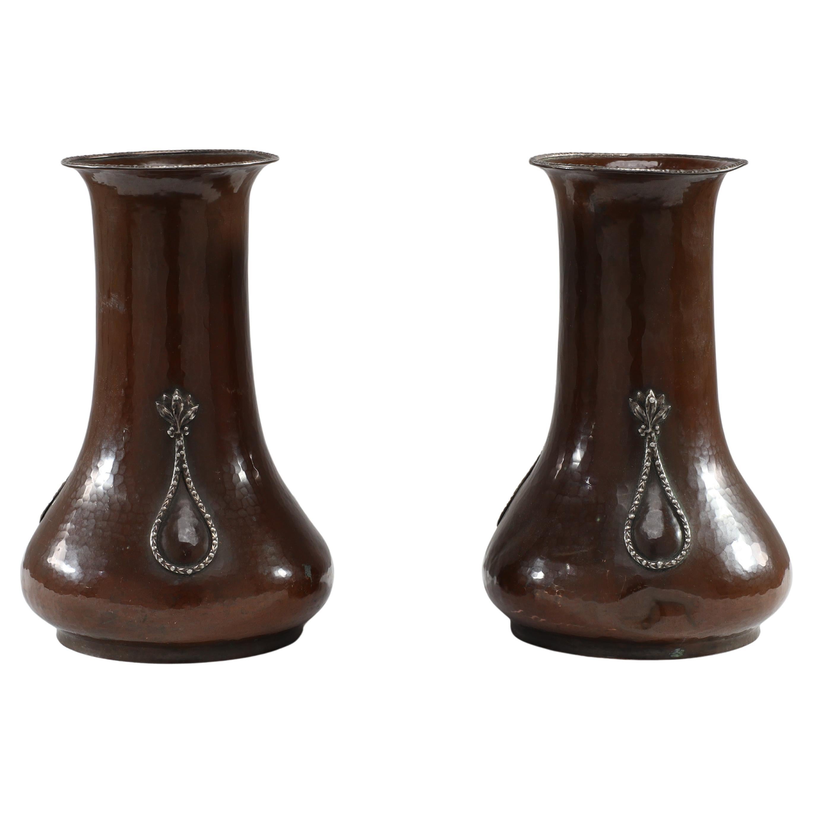 A.E. Jones. Coppia di vasi in rame martellato a mano con decorazione a goccia in argento in vendita