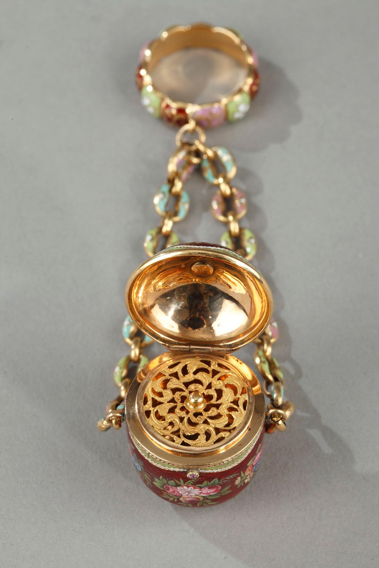 Vinaigrette, chaîne et bague en or et émail du début du XIXe siècle, datant d'environ 1820 en vente 12