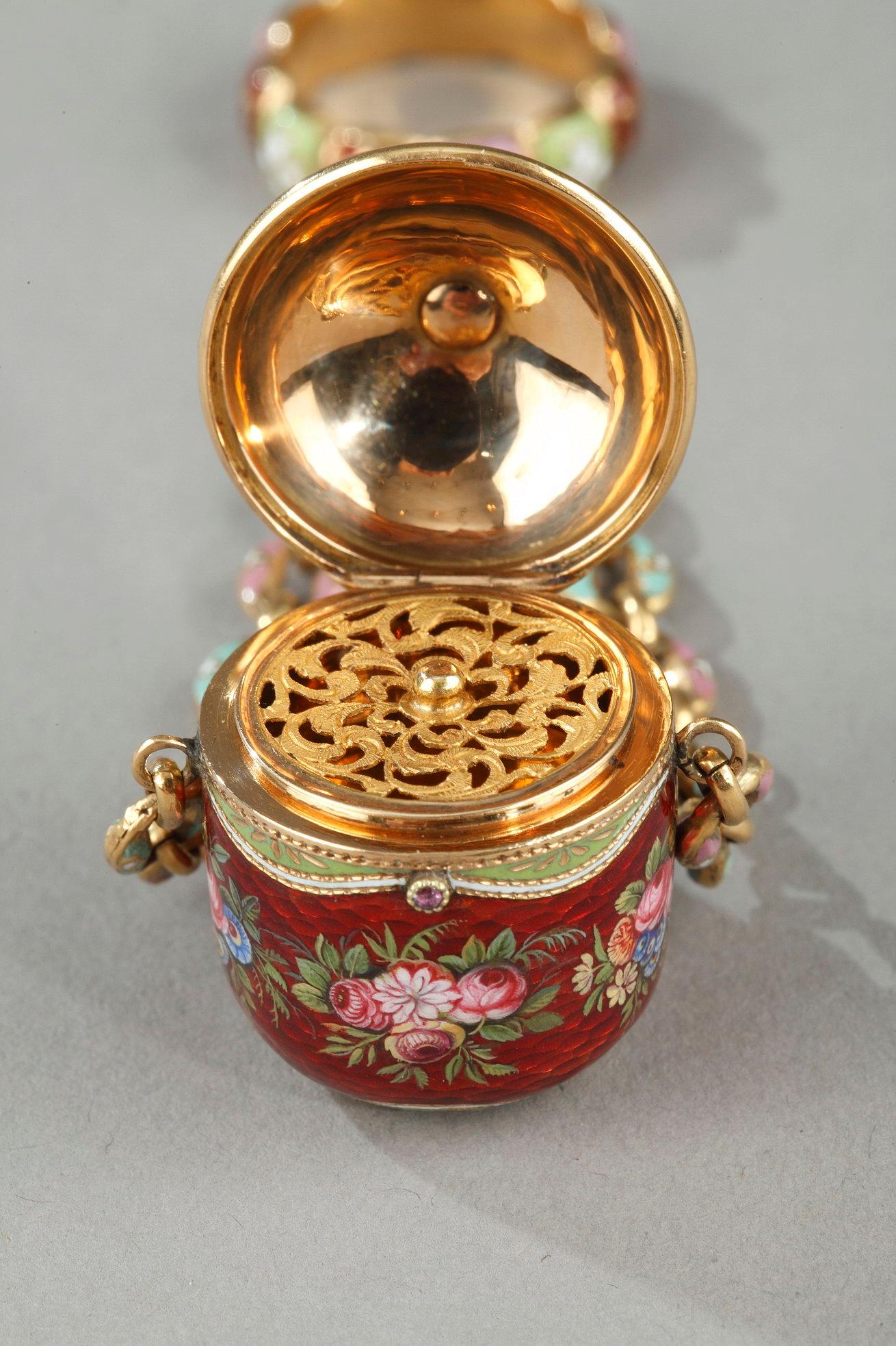 Vinaigrette, chaîne et bague en or et émail du début du XIXe siècle, datant d'environ 1820 en vente 13