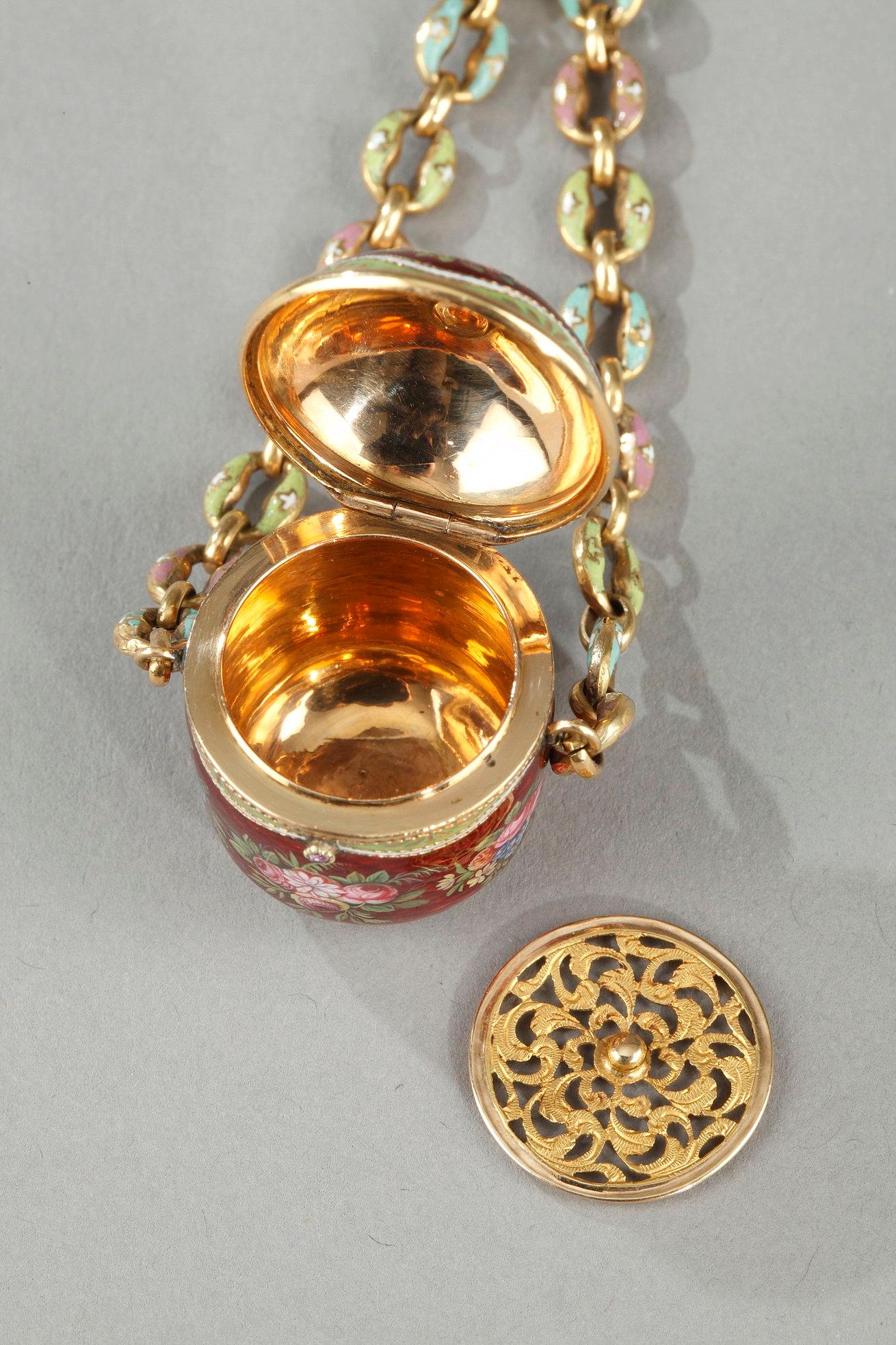Vinaigrette, chaîne et bague en or et émail du début du XIXe siècle, datant d'environ 1820 en vente 15