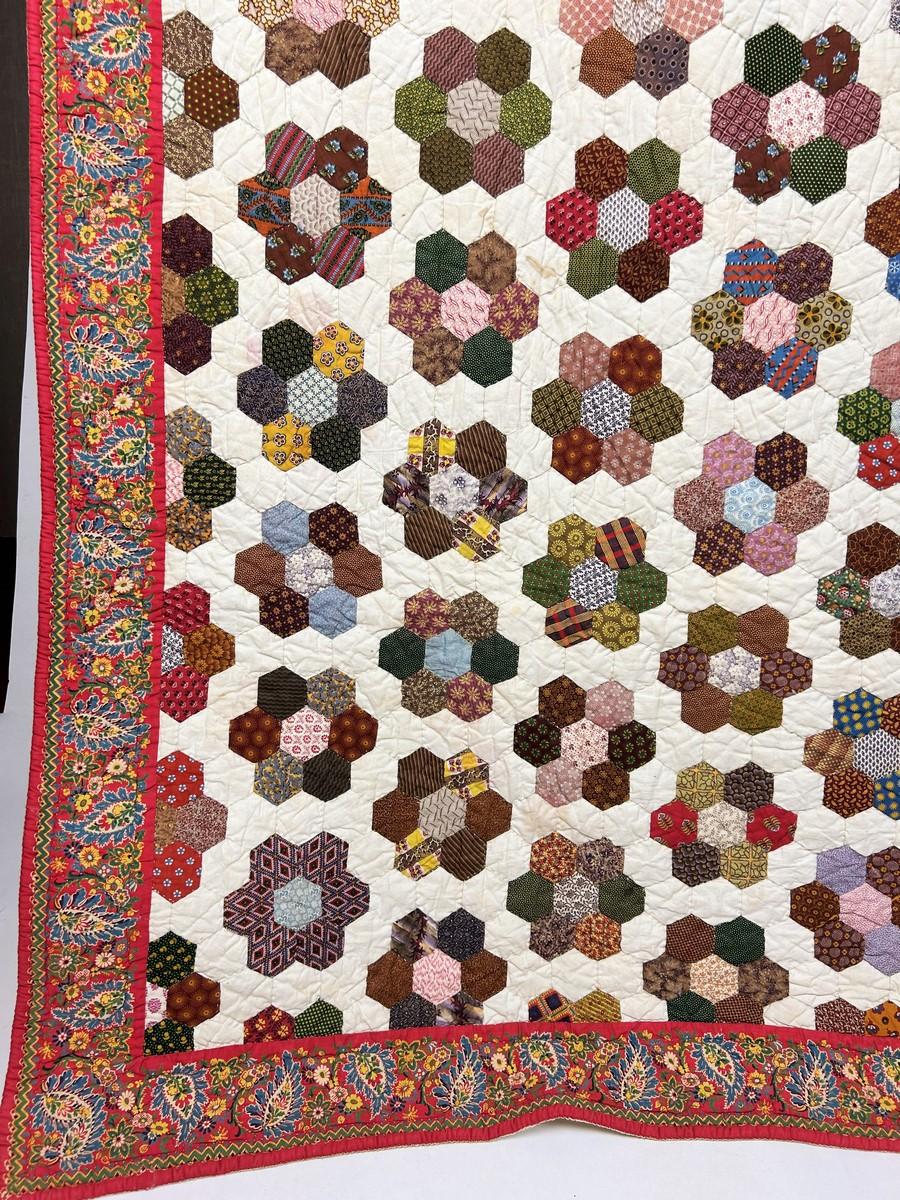 Circa 1840-1850
Provenza

Bellissima trapunta provenzale realizzata in cotone patchwork stampato in Francia tra il 1790 e il 1840, risalente alla fine del periodo romantico francese. Conosciuti comunemente come 