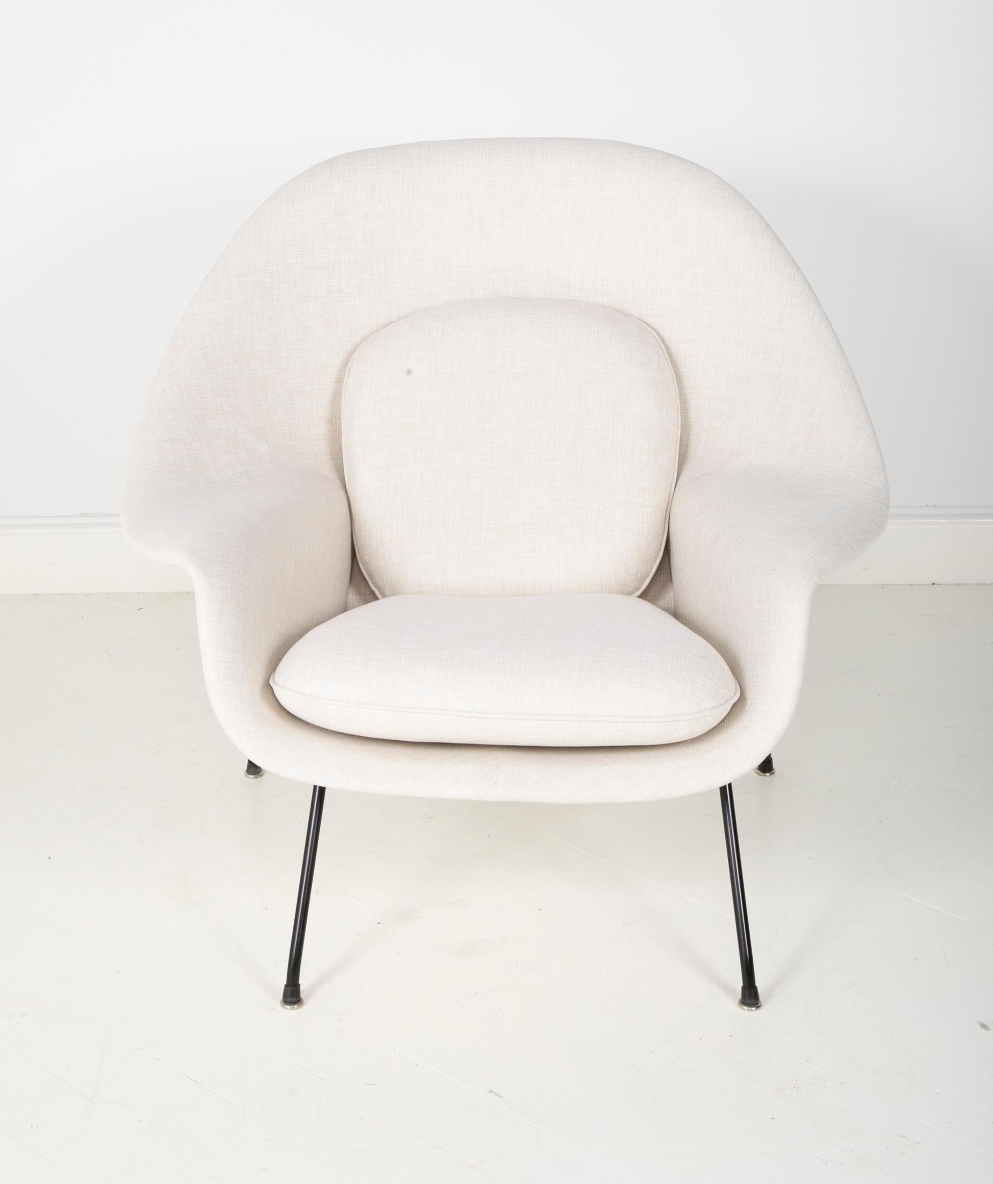 A early production womb chair designed by Eero Saarinen. Produced by Knoll starting in 1946 this model was produced in 1952. It retains its original label. Newly reupholstered.