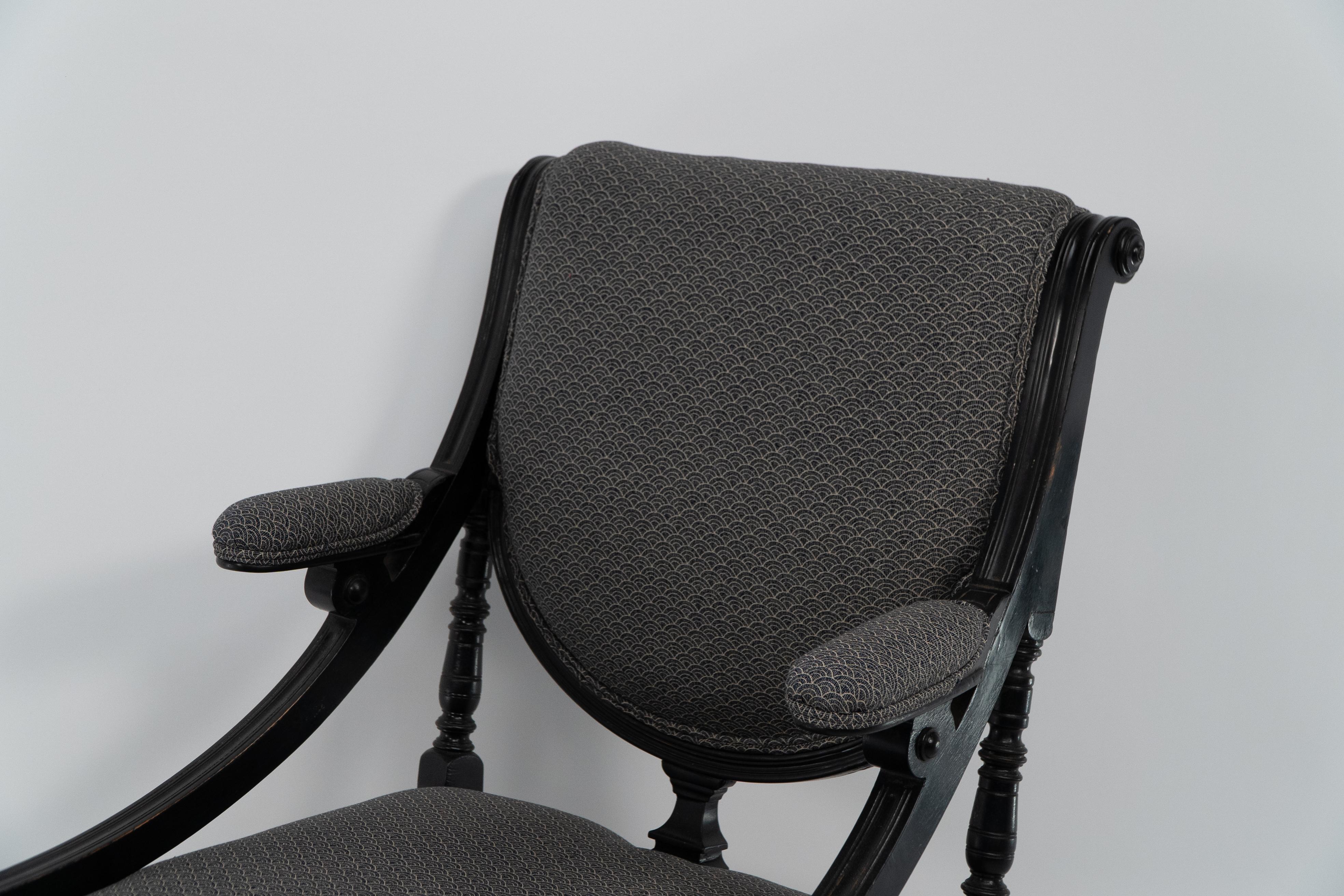 Ein Aesthetic Movement ebonisiert und gepolstert Sessel mit geschwungenen Seitenschienen. im Zustand „Gut“ im Angebot in London, GB