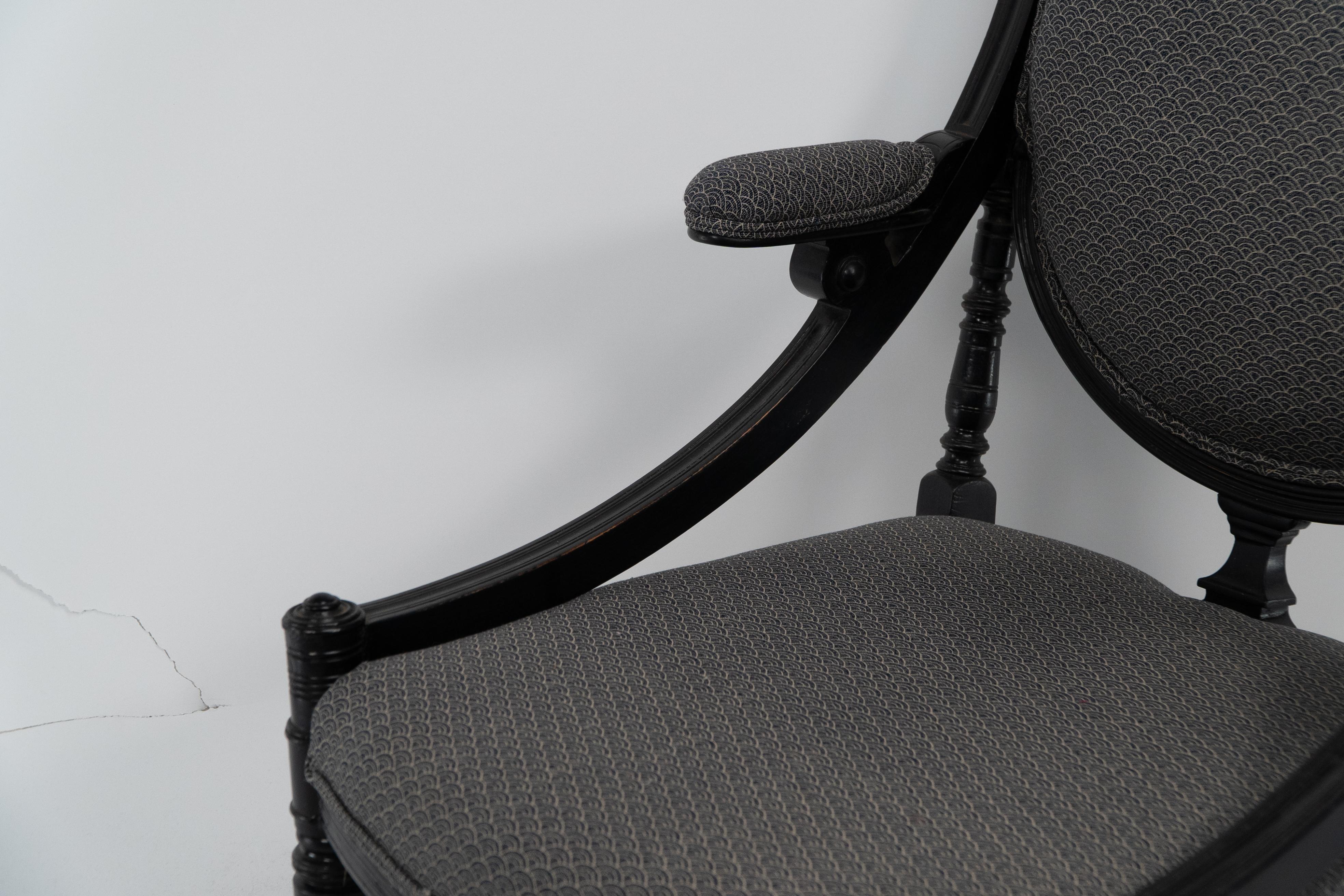 Ein Aesthetic Movement ebonisiert und gepolstert Sessel mit geschwungenen Seitenschienen. im Angebot 3