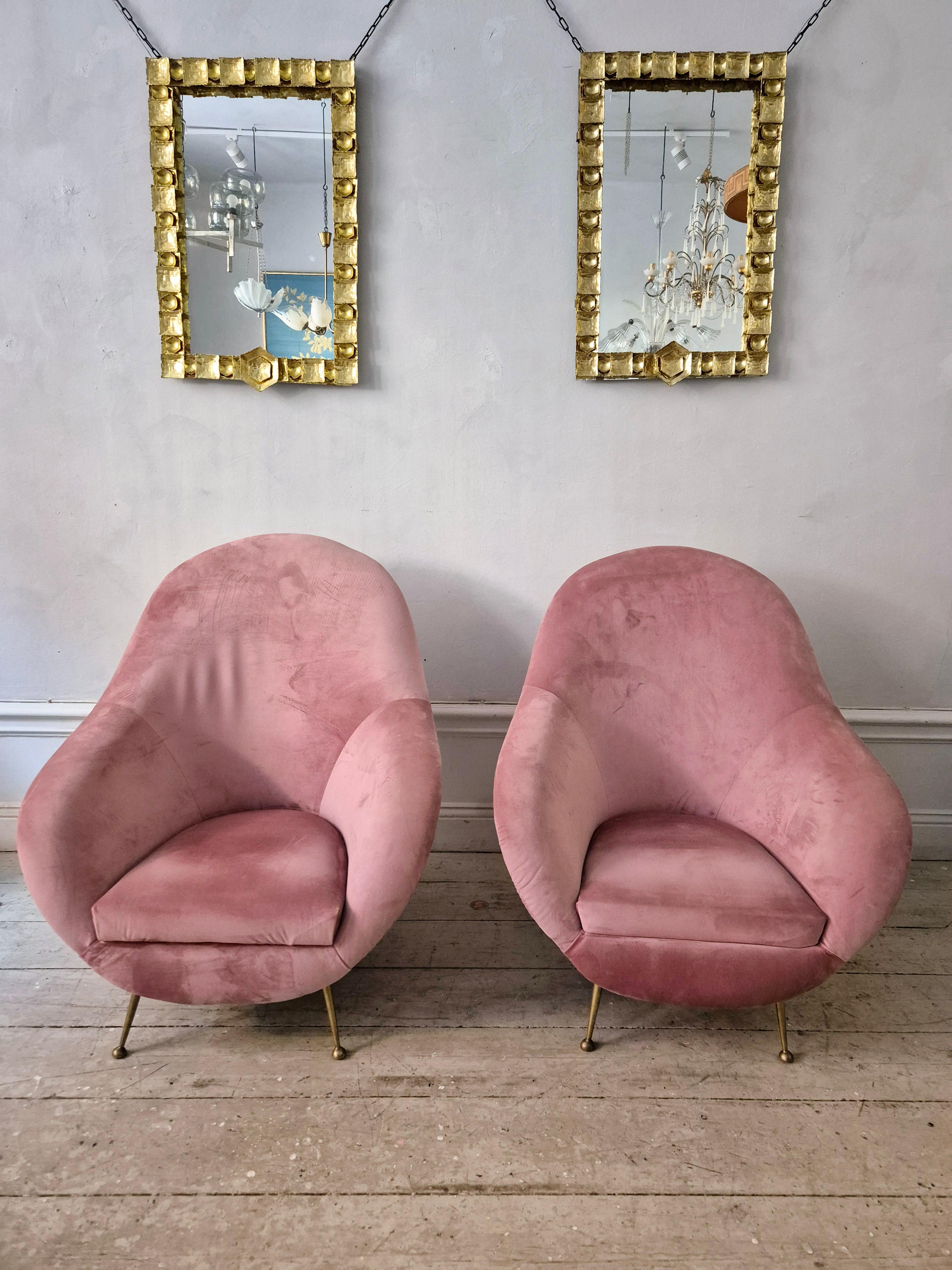 Une paire de chaises de salon élégantes et douces dans un velet rose clair et de fins pieds sophistiqués en laiton. Italie, milieu du siècle, vers les années 1950. Attribué à Frederico Murani. 

Rembourré, en bon état. Petites marques d'âge et