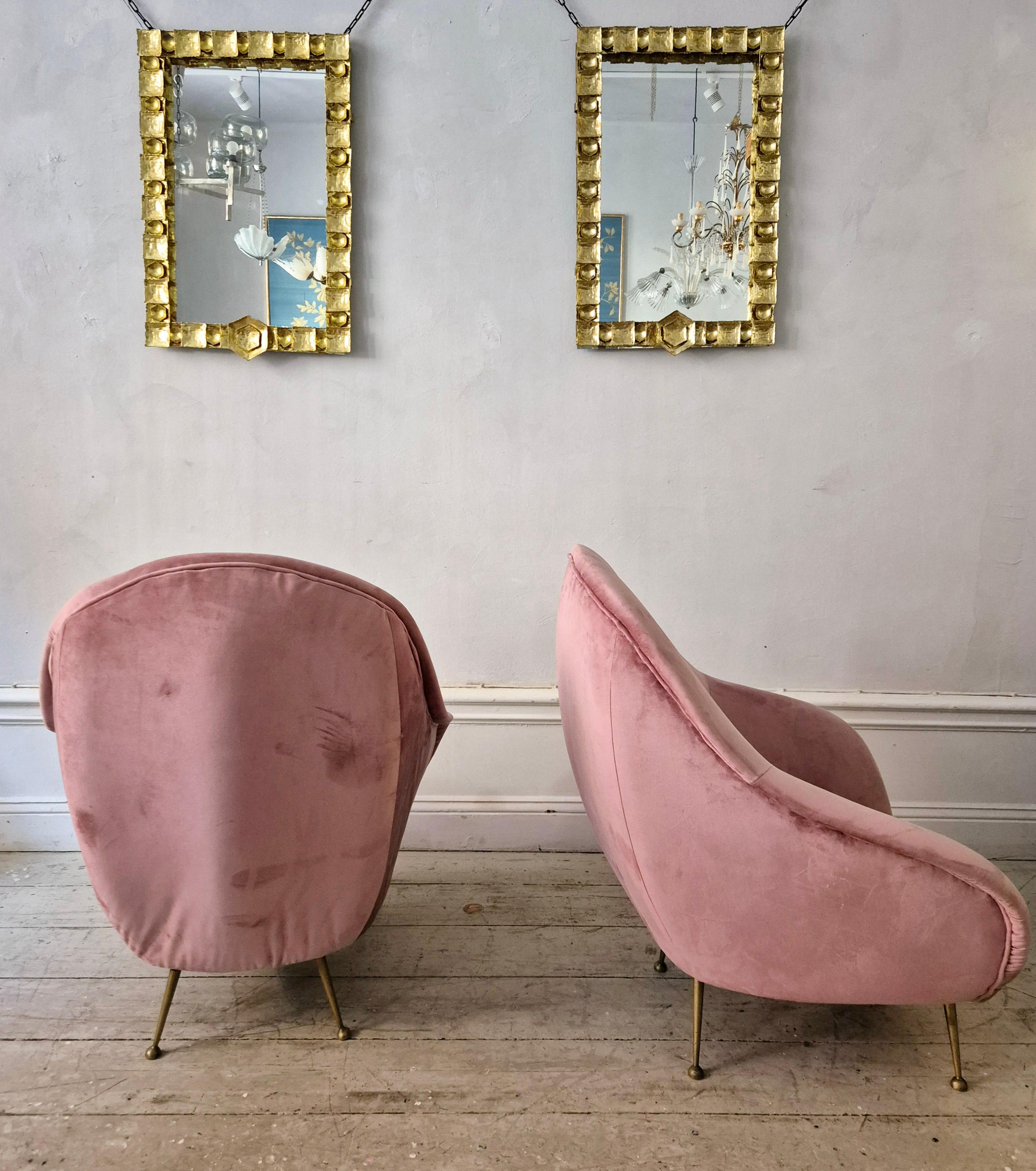 Mid-Century Modern Une élégante paire de fauteuils avec des pieds en laiton, Italie du milieu du siècle dernier en vente