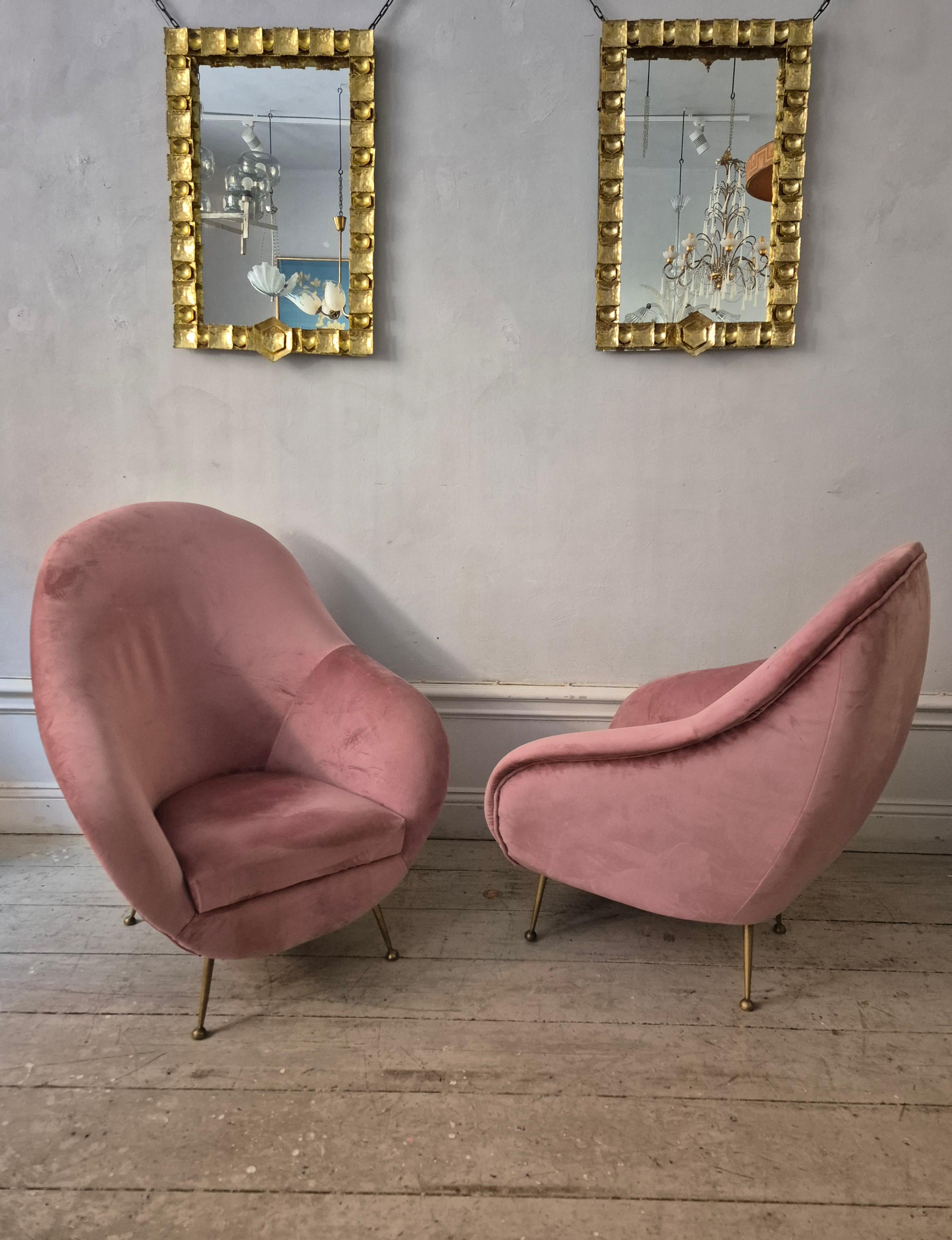 italien Une élégante paire de fauteuils avec des pieds en laiton, Italie du milieu du siècle dernier en vente