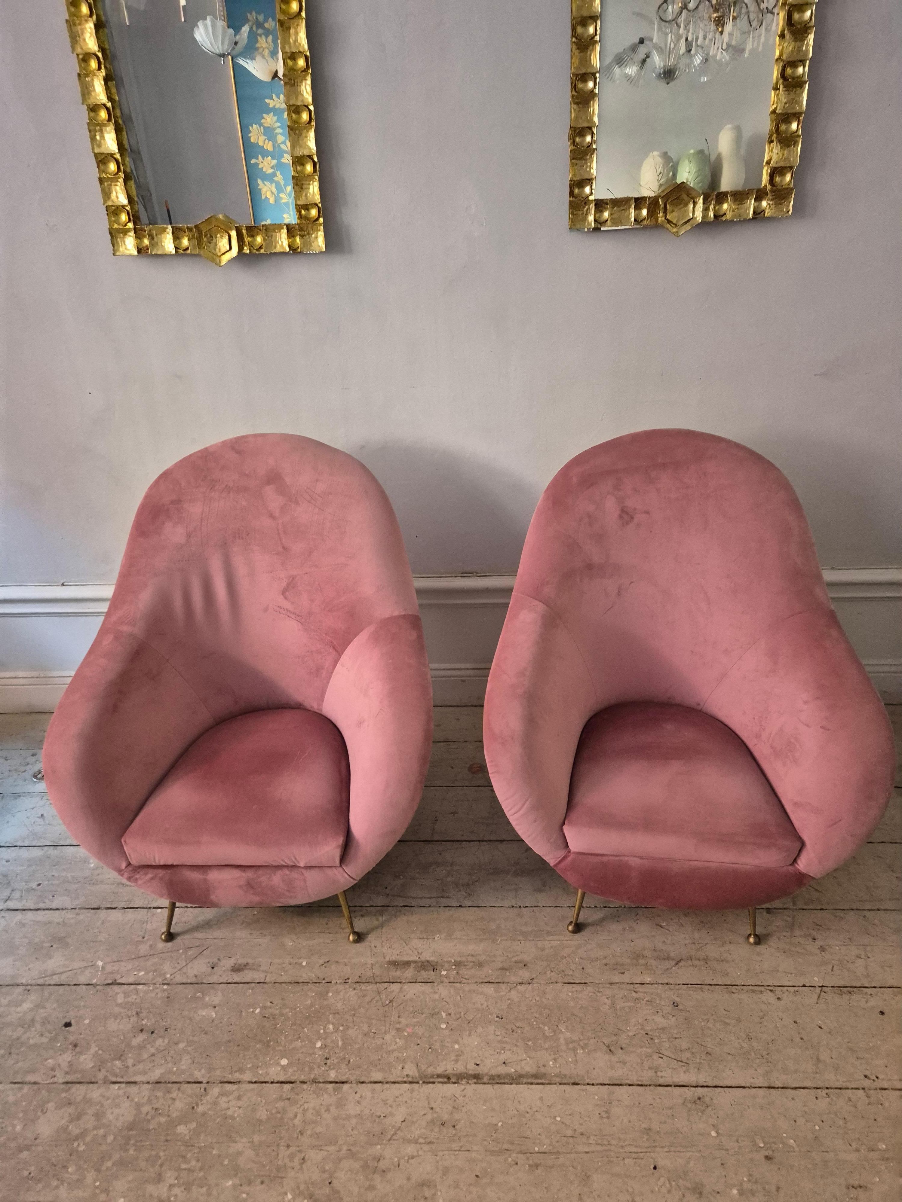 Une élégante paire de fauteuils avec des pieds en laiton, Italie du milieu du siècle dernier Bon état - En vente à Stockholm, SE