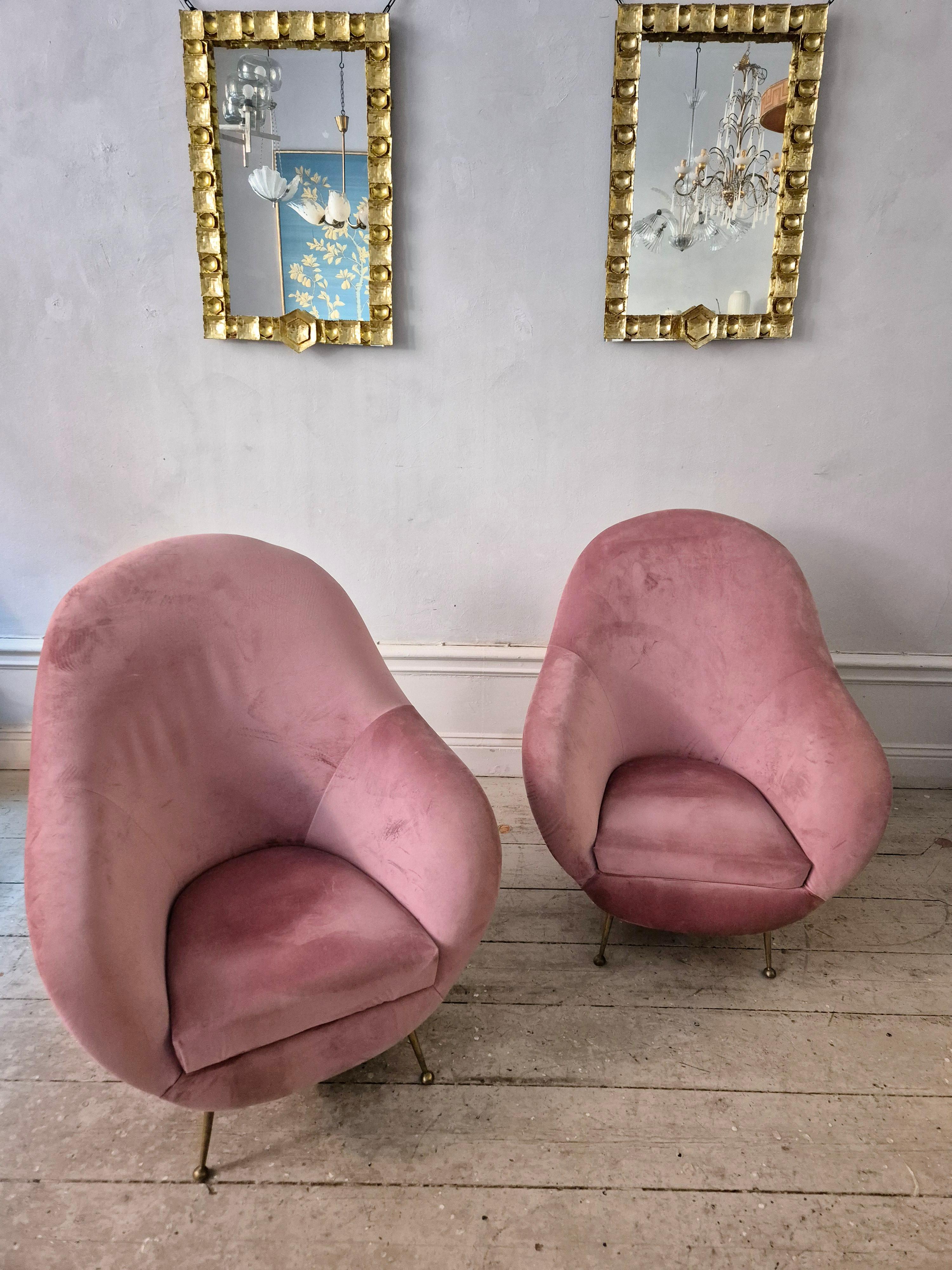 20ième siècle Une élégante paire de fauteuils avec des pieds en laiton, Italie du milieu du siècle dernier en vente