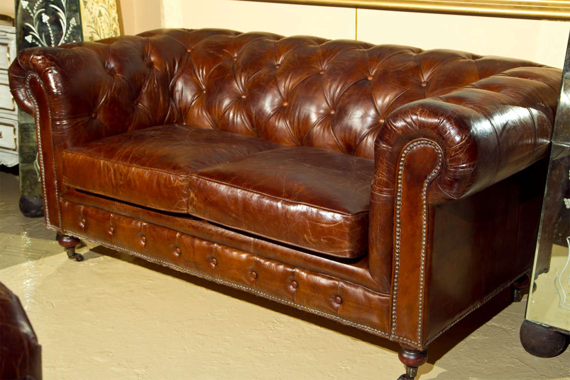 English Leather Chesterfield Sofa, Settee In Good Condition In Stamford, CT