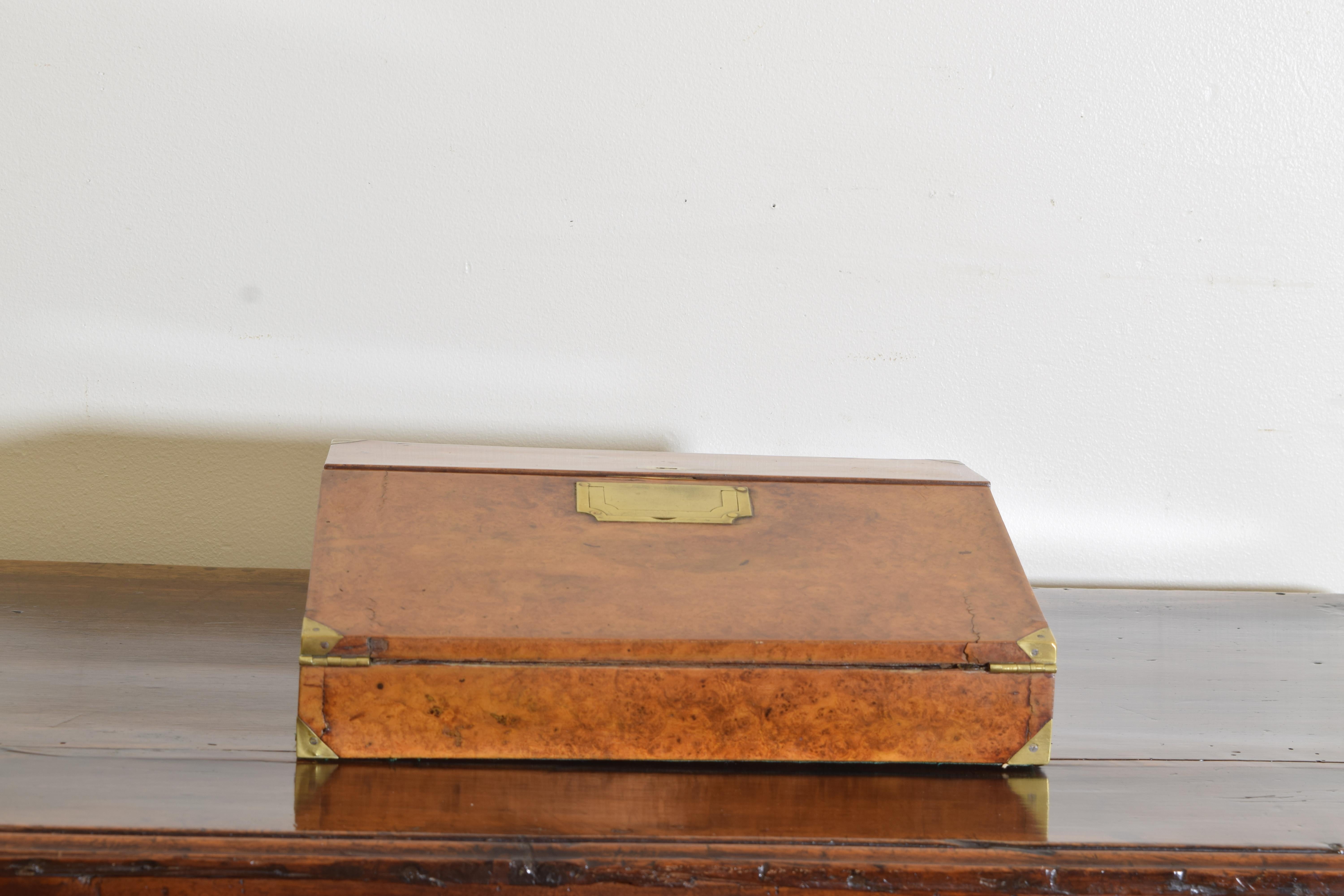Neoklassischer englischer Schreibtisch aus Wurzelholz, Messing und Leder, 19. (Englisch) im Angebot
