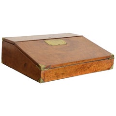 Scrittoio portatile inglese neoclassico in radica di noce, ottone e pelle, XIX sec.