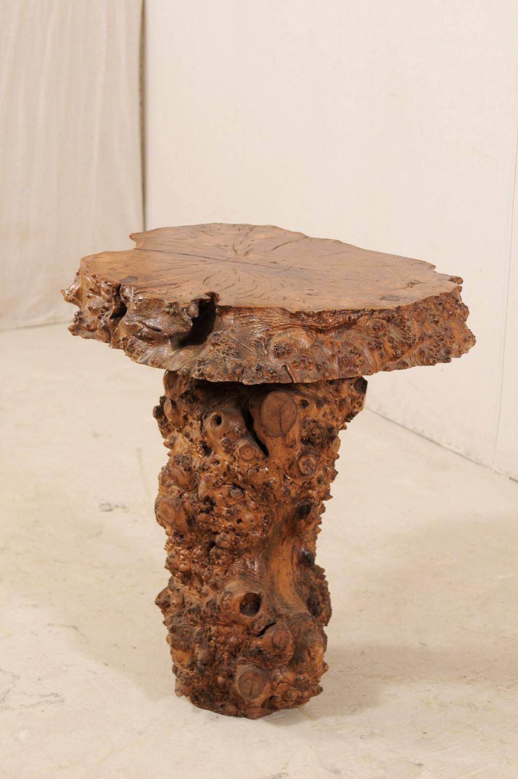 Broussin Table d'appoint européenne en broussin à bords vifs avec plateau en dalles et texture noueuse, début du 20e siècle en vente