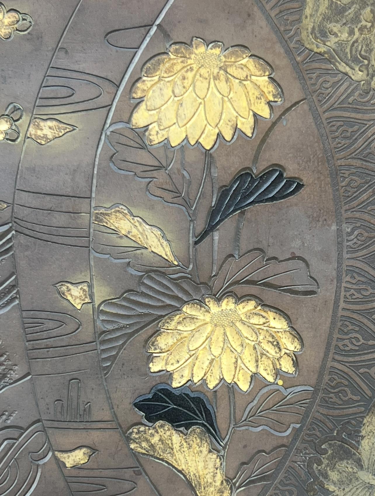 A Exceptional Bronze and Mixed-Metal Charger Depicting a Scene from the Suikoden In Good Condition For Sale In London, GB