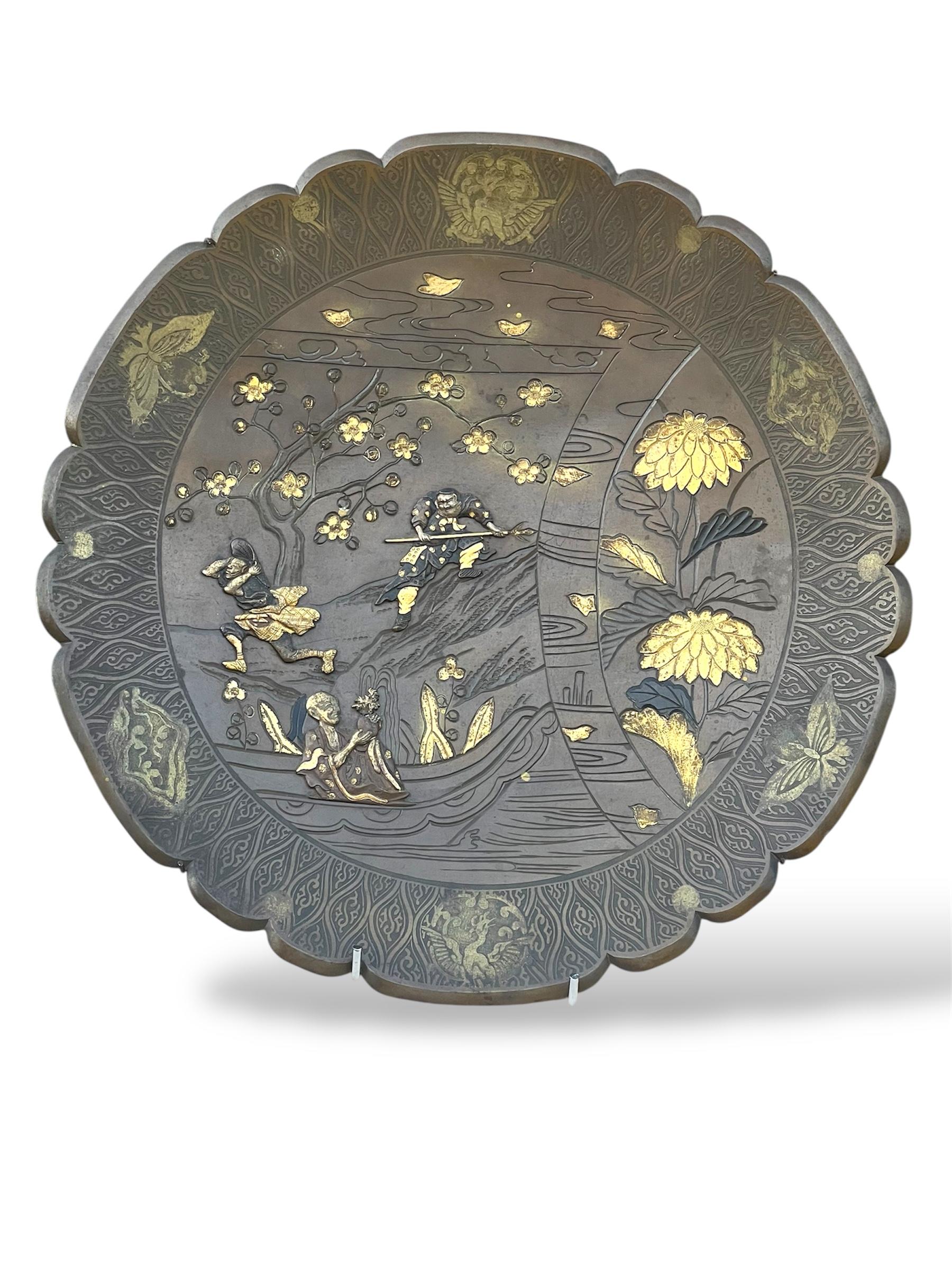 A Exceptional Bronze and Mixed-Metal Charger Depicting a Scene from the Suikoden For Sale 1