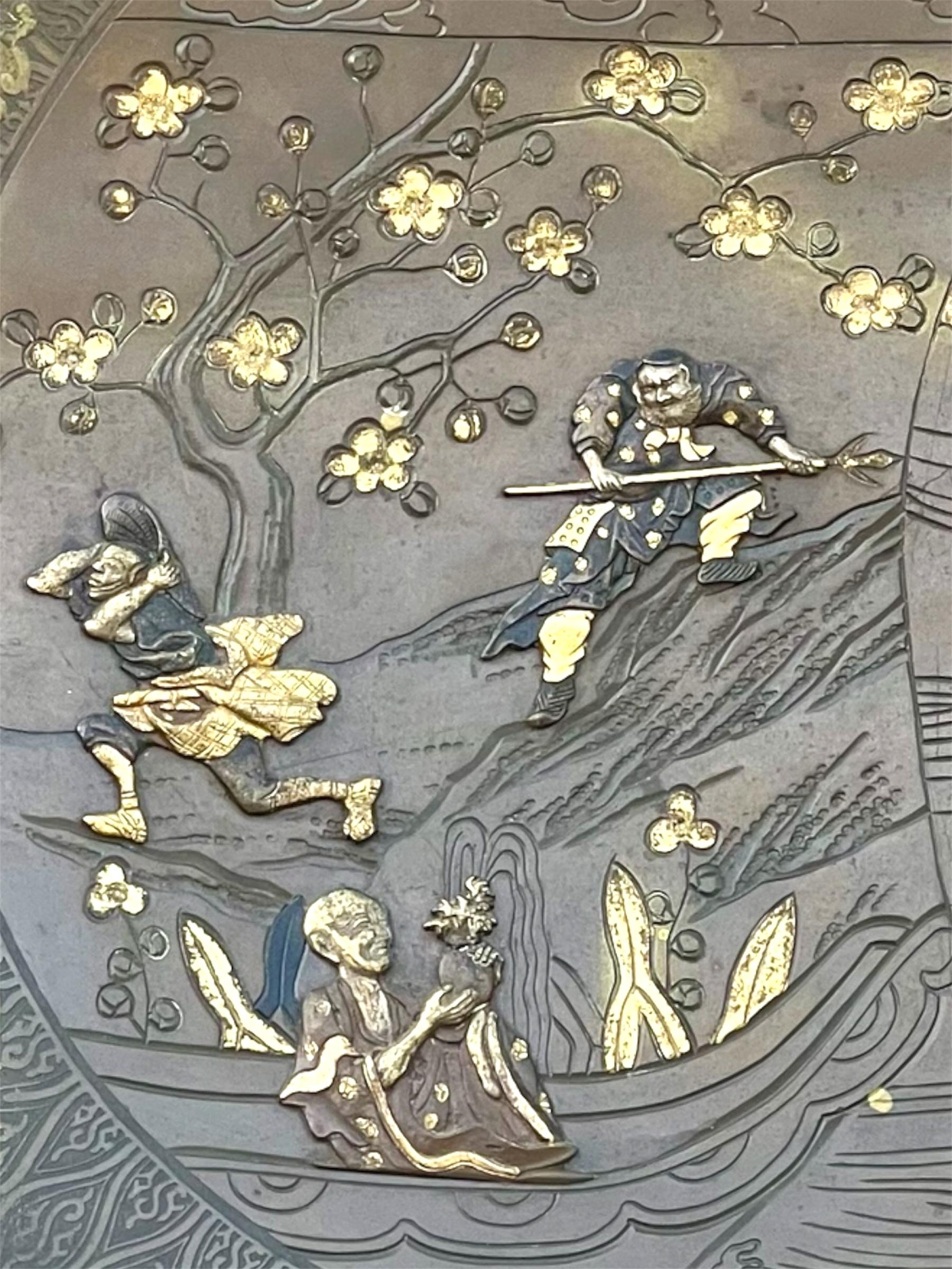 A Exceptional Bronze and Mixed-Metal Charger Depicting a Scene from the Suikoden For Sale 3