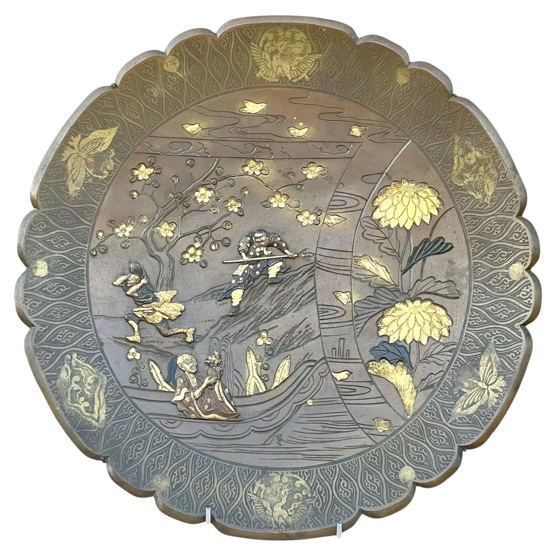A Exceptional Bronze and Mixed-Metal Charger Depicting a Scene from the Suikoden For Sale