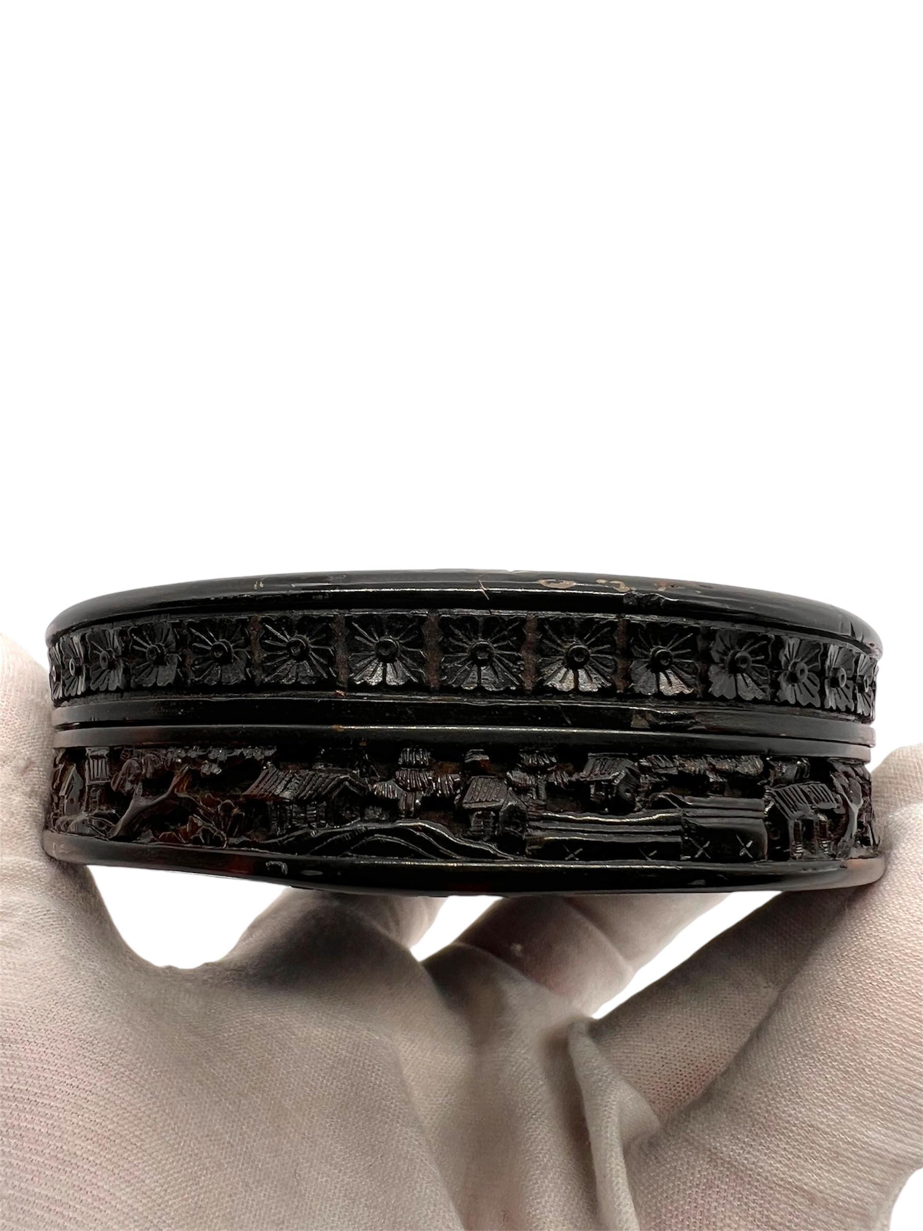 Exceptionnelle tabatière Canton sculptée en fausse écaille de tortue. Dynastie Qing en vente 7