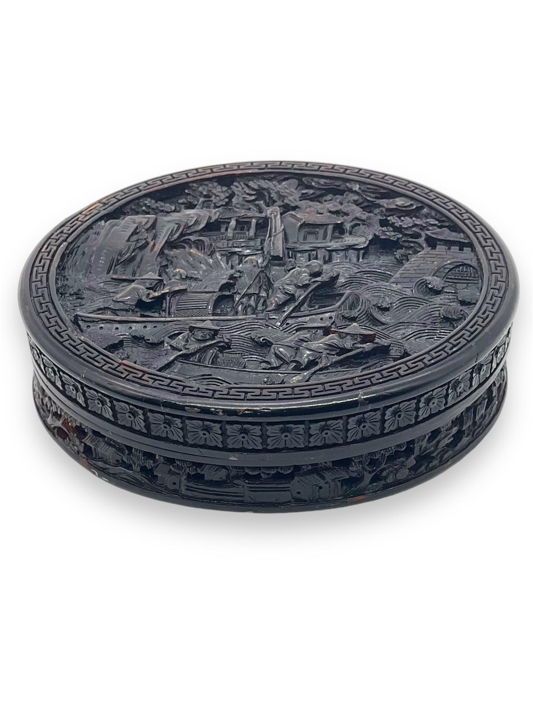 Exceptionnelle tabatière Canton sculptée en fausse écaille de tortue. Dynastie Qing.

Tabatière en écaille de tortue sculptée à Canton
19ème siècle
De forme circulaire, le couvercle est sculpté en haut relief d'une scène de navigation de plaisance