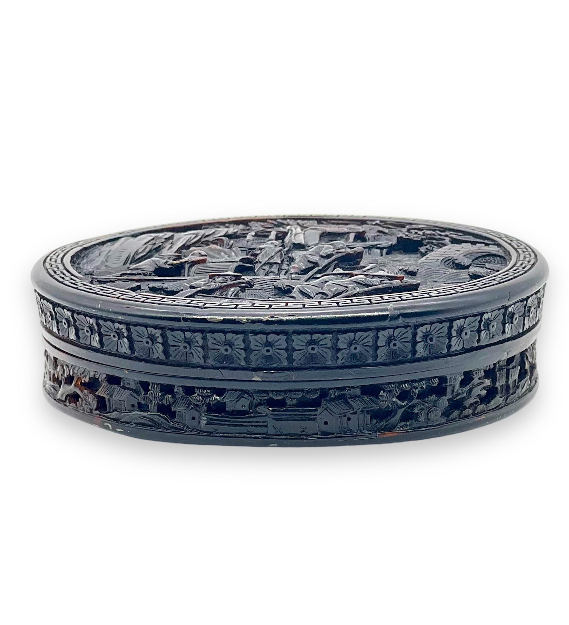 Sculpté à la main Exceptionnelle tabatière Canton sculptée en fausse écaille de tortue. Dynastie Qing en vente