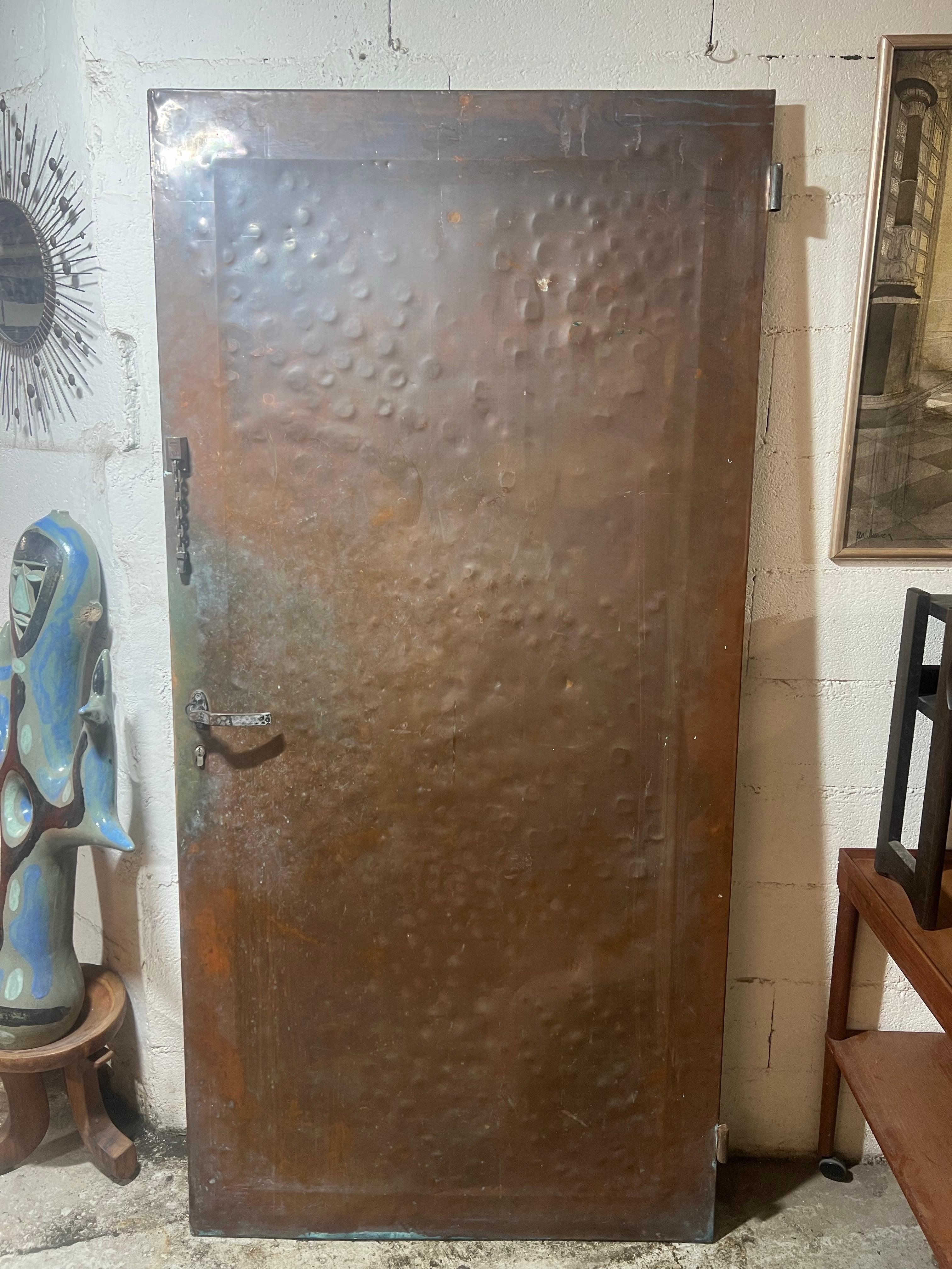 20ième siècle Une porte exceptionnelle en cuivre en vente