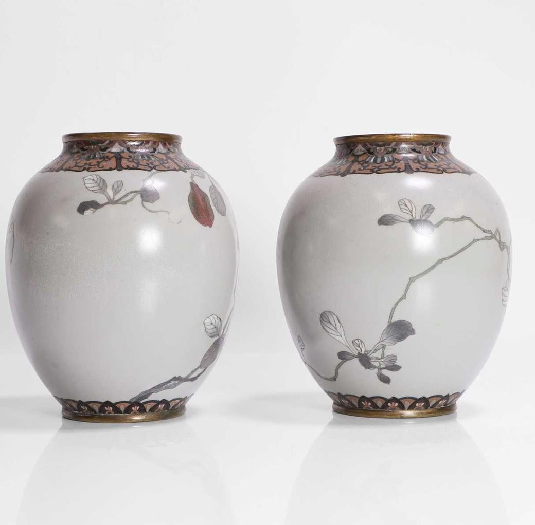 A Exceptional Pair of Japanese Cloisonné Vases in the Manner of Namikawa Sōsuke For Sale 1