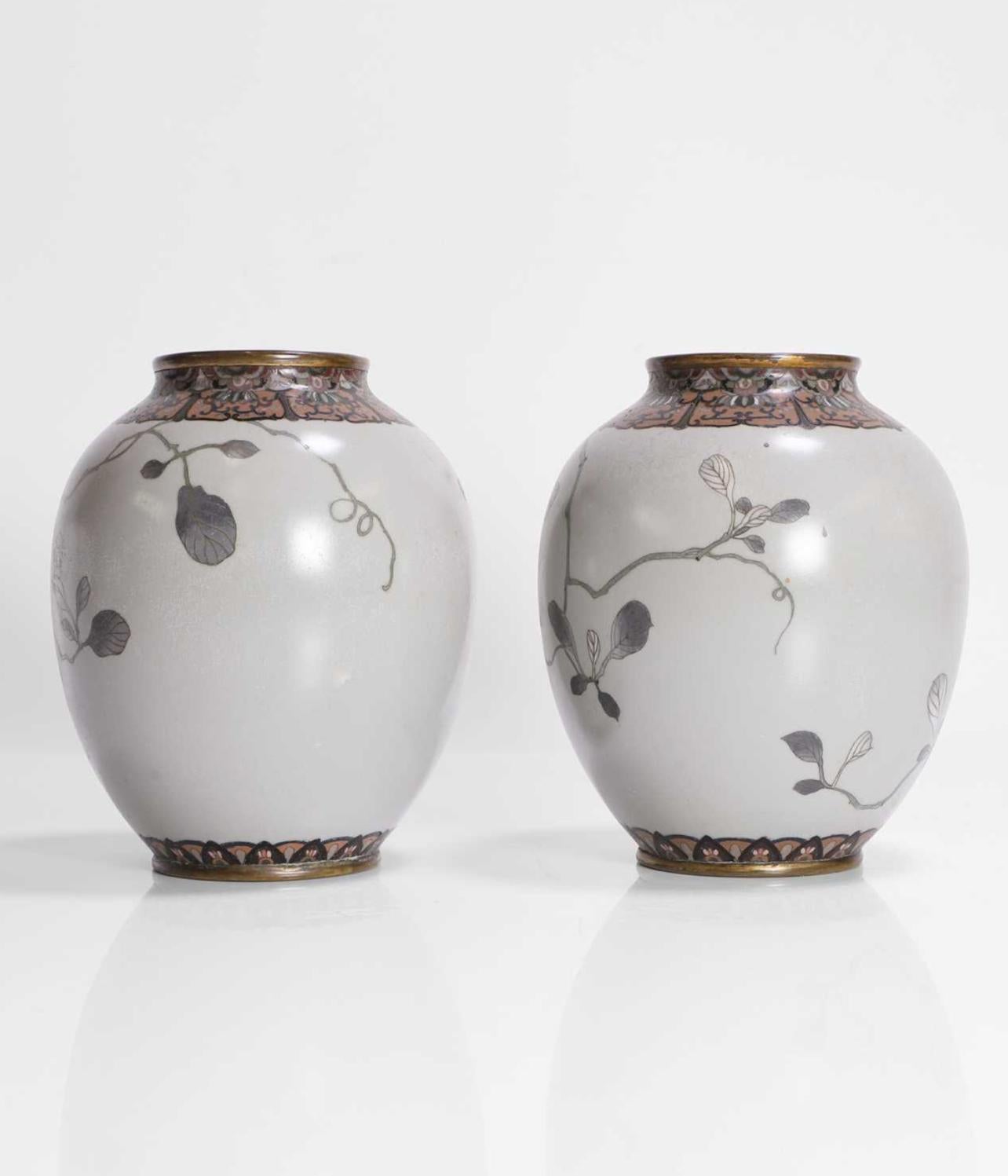 A Exceptional Pair of Japanese Cloisonné Vases in the Manner of Namikawa Sōsuke For Sale 3