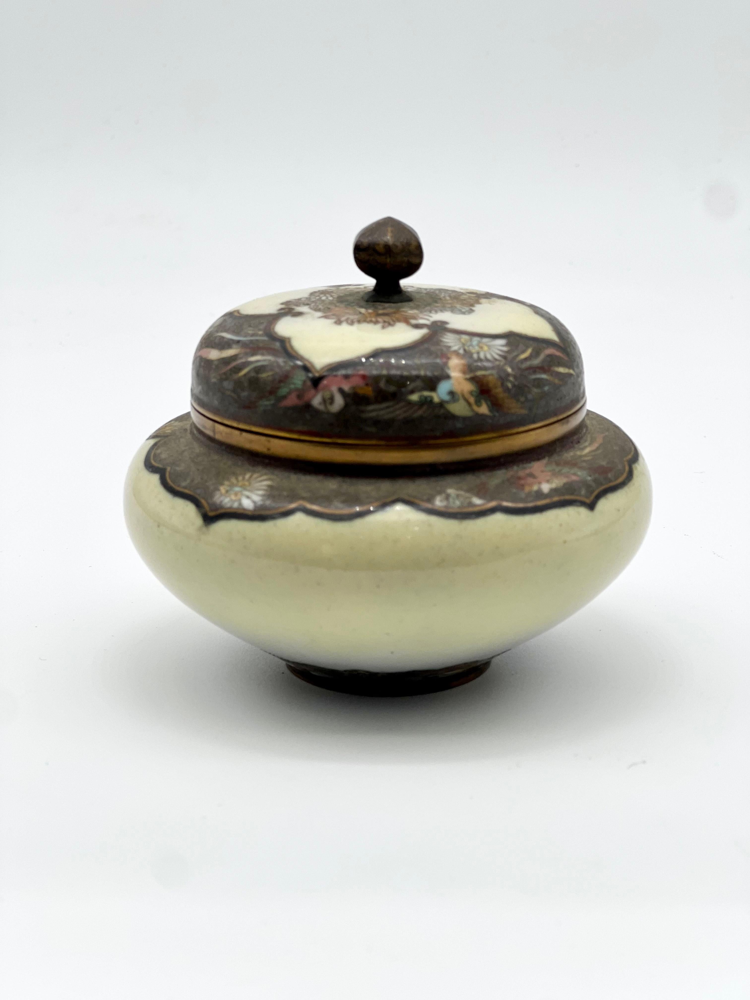 Exquisite Cloisonné Enamel Vase and Cover in the Manner of Namikawa Yasuyuki For Sale 12