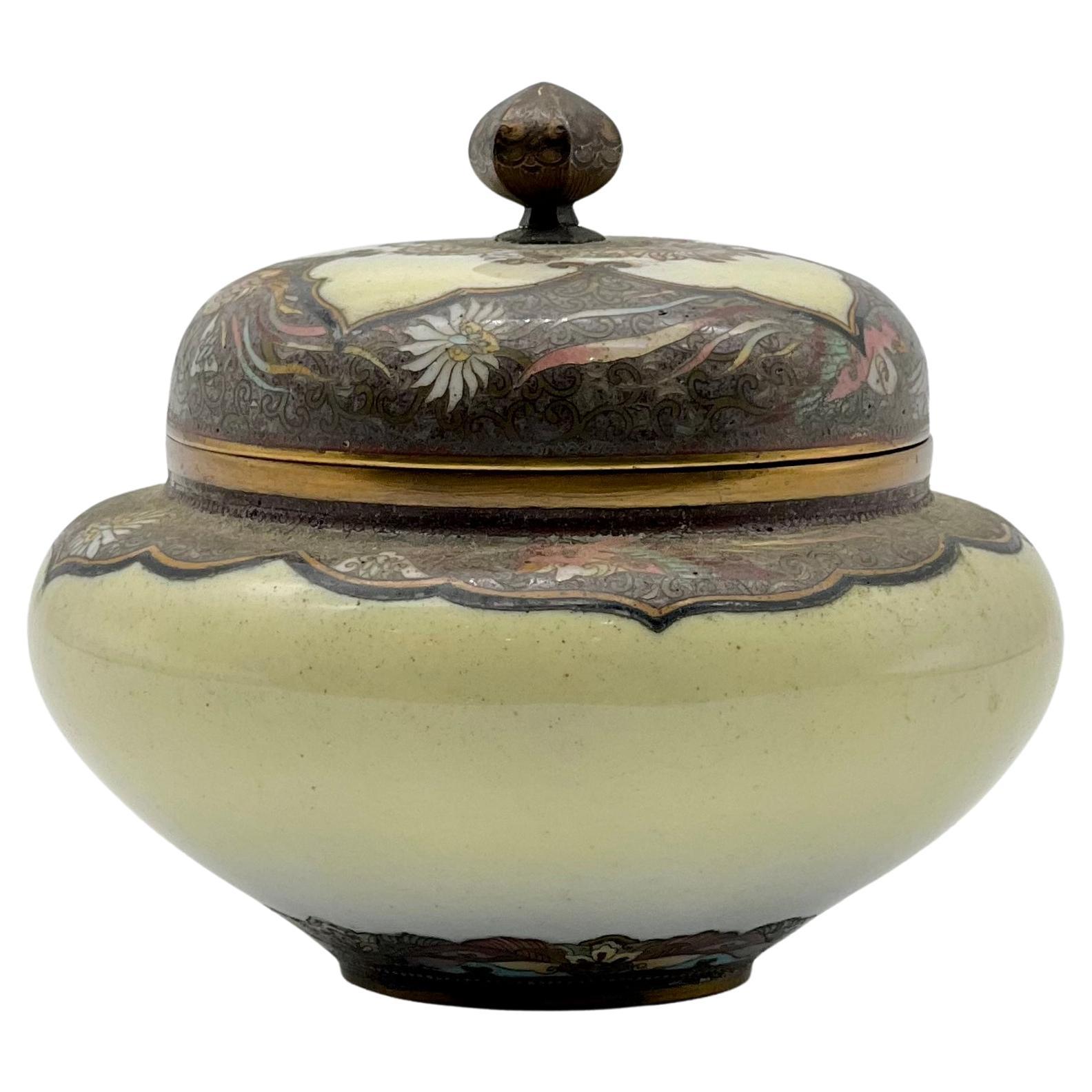 Exquisite Cloisonné Enamel Vase and Cover in the Manner of Namikawa Yasuyuki