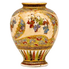 A Exquisite example of A Satsuma miniature vase by Kinkozan. Meiji Period