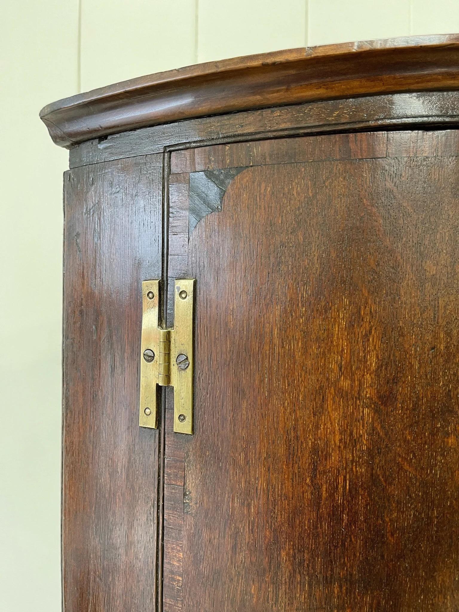 A Exquisite Georgian Oak Hanging Corner Cupboard c1800 In Good Condition For Sale In Oak Park, MI