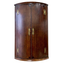 Exquise armoire d'angle suspendue en chêne géorgien c1800
