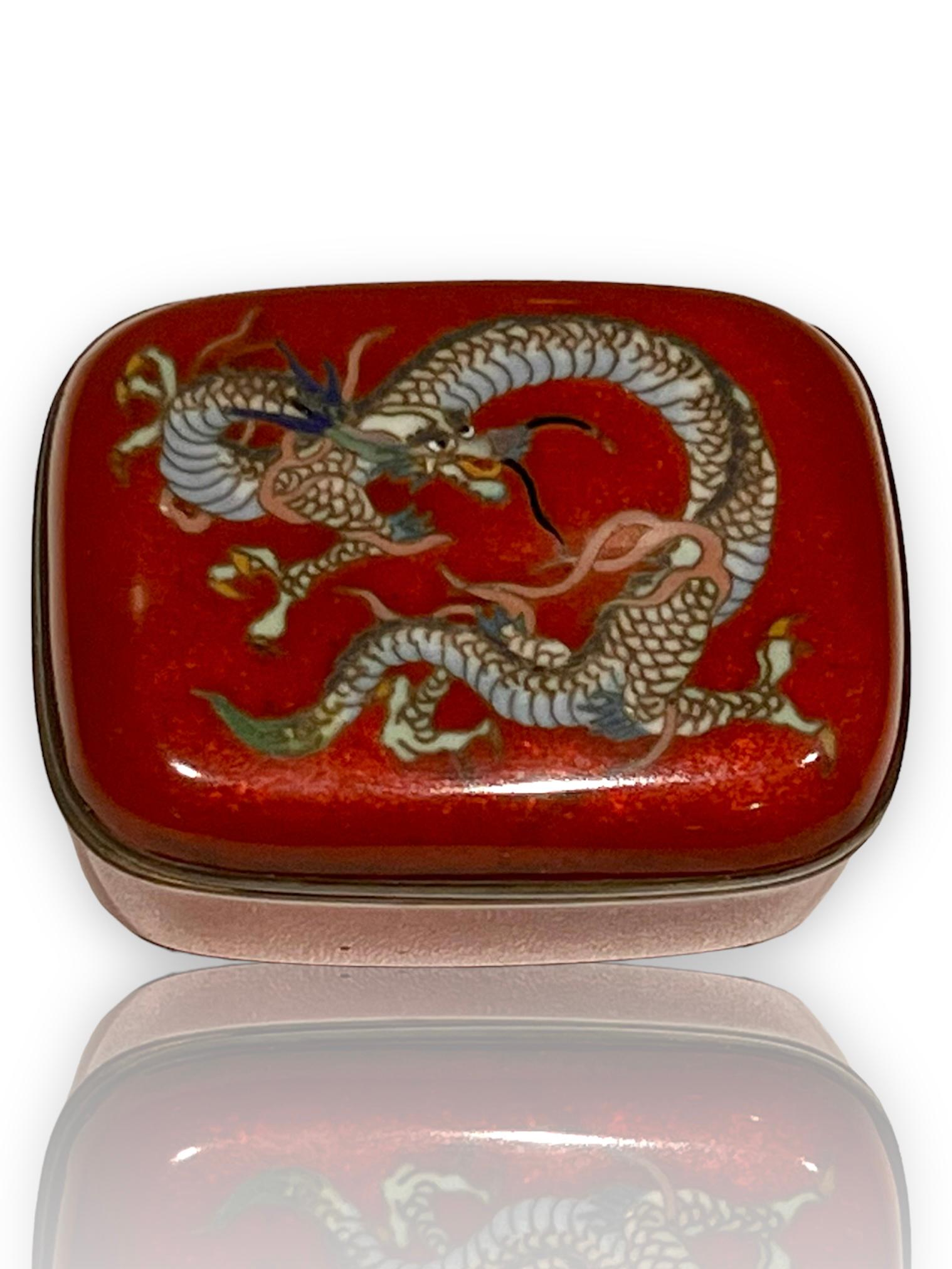 Exquisite Japanese Cloisonne Enamel Box and Cover. 19th C In Good Condition For Sale In London, GB