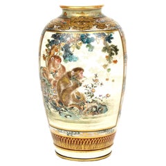 Exquisito jarrón japonés Satsuma. Firmado por Rokuzan. Periodo Meiji