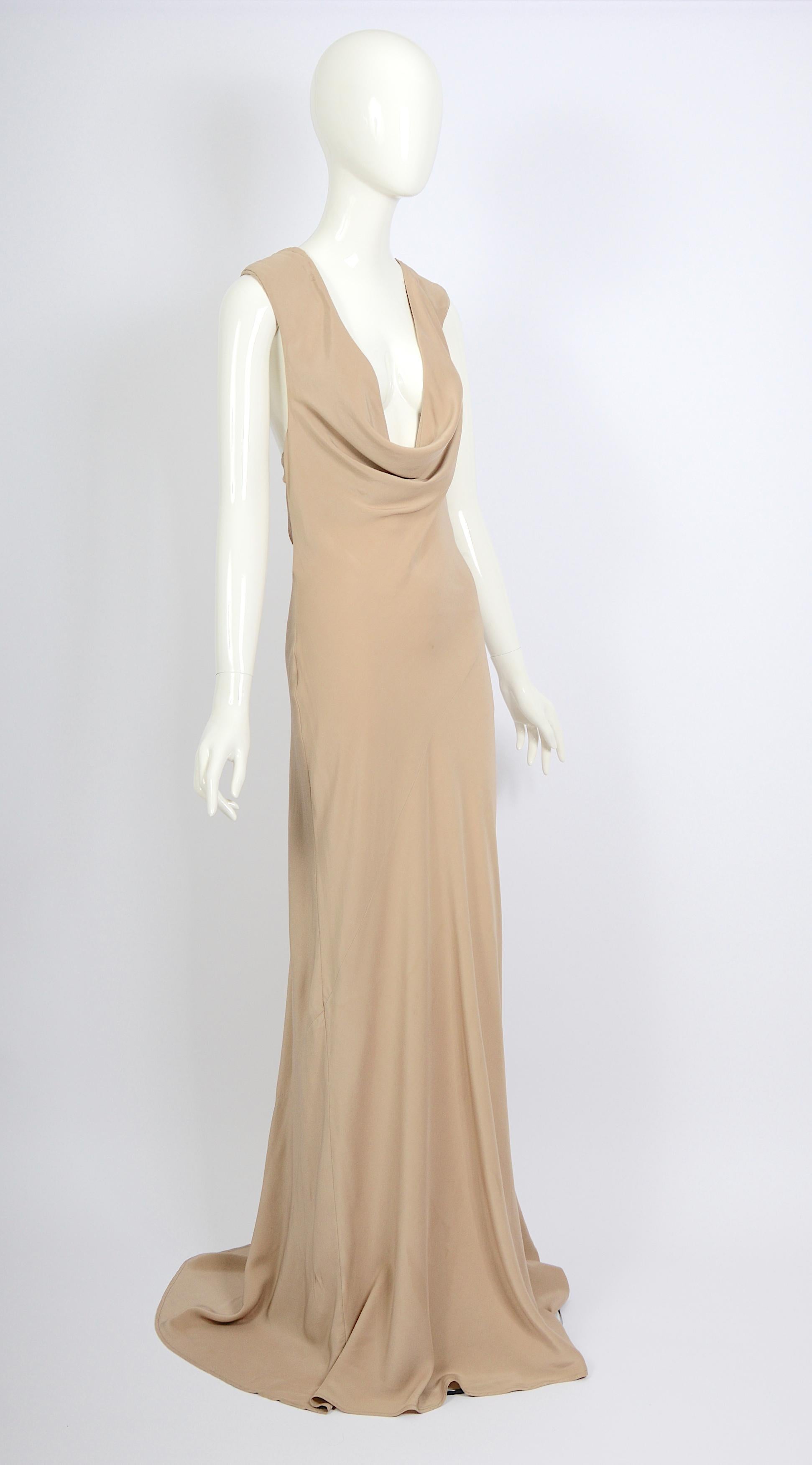 Verlaine Vintage presents a gorgeous nude silk dress from the Belgian designers duo A.F. Vandevorst's Spring 2001 runway. It comes with an open back and a stylish train.
We have not altered the straps of the dress, allowing the buyer the flexibility