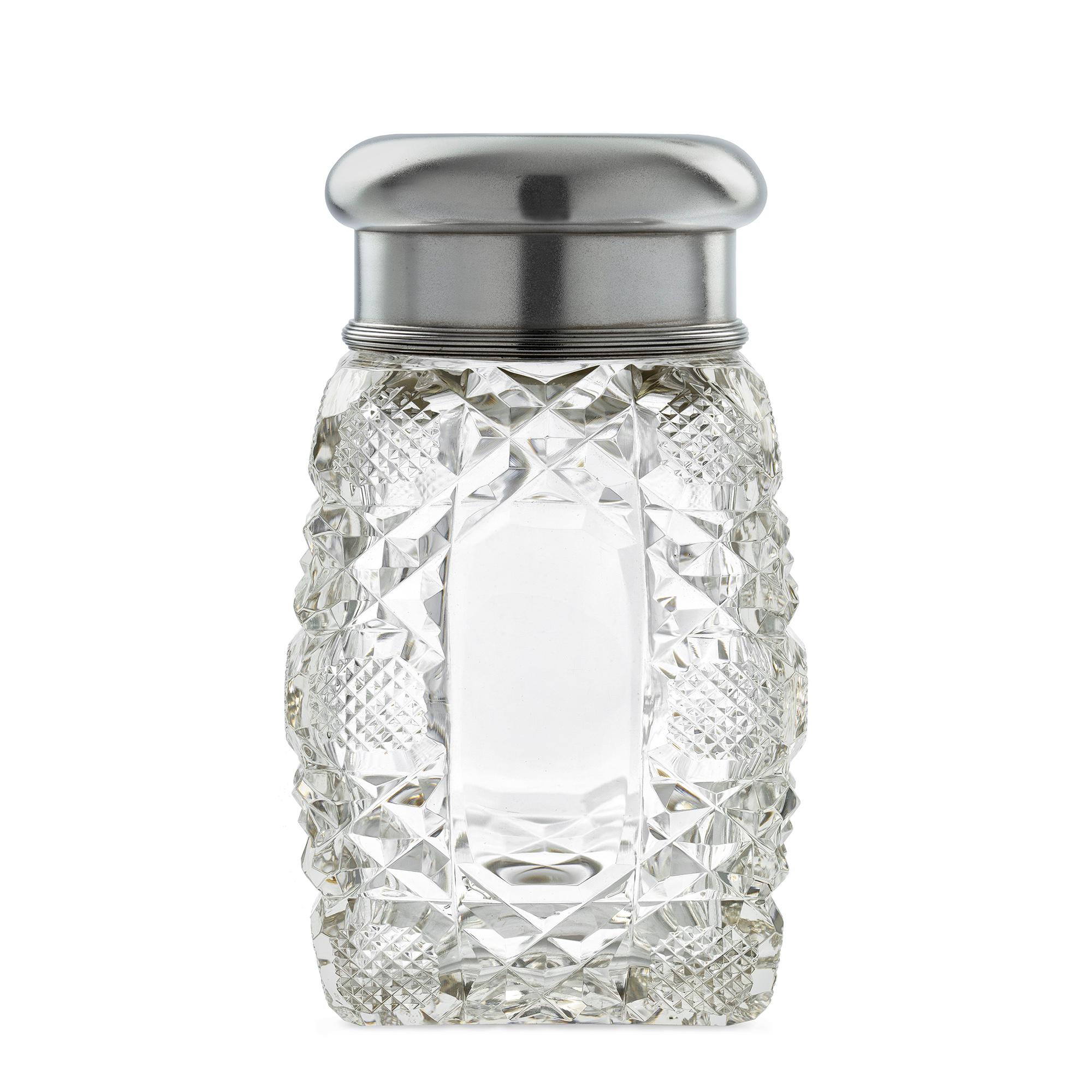 Fabergé-Glasflasche mit Silberdeckel, bestehend aus einer tonnenförmigen, geschliffenen Glasflasche, einem Glasstopfen mit rechteckigem Abschluss, einem äußeren Silberdeckel mit gewölbtem Oberteil, das in einen geformten, gerippten Boden übergeht,