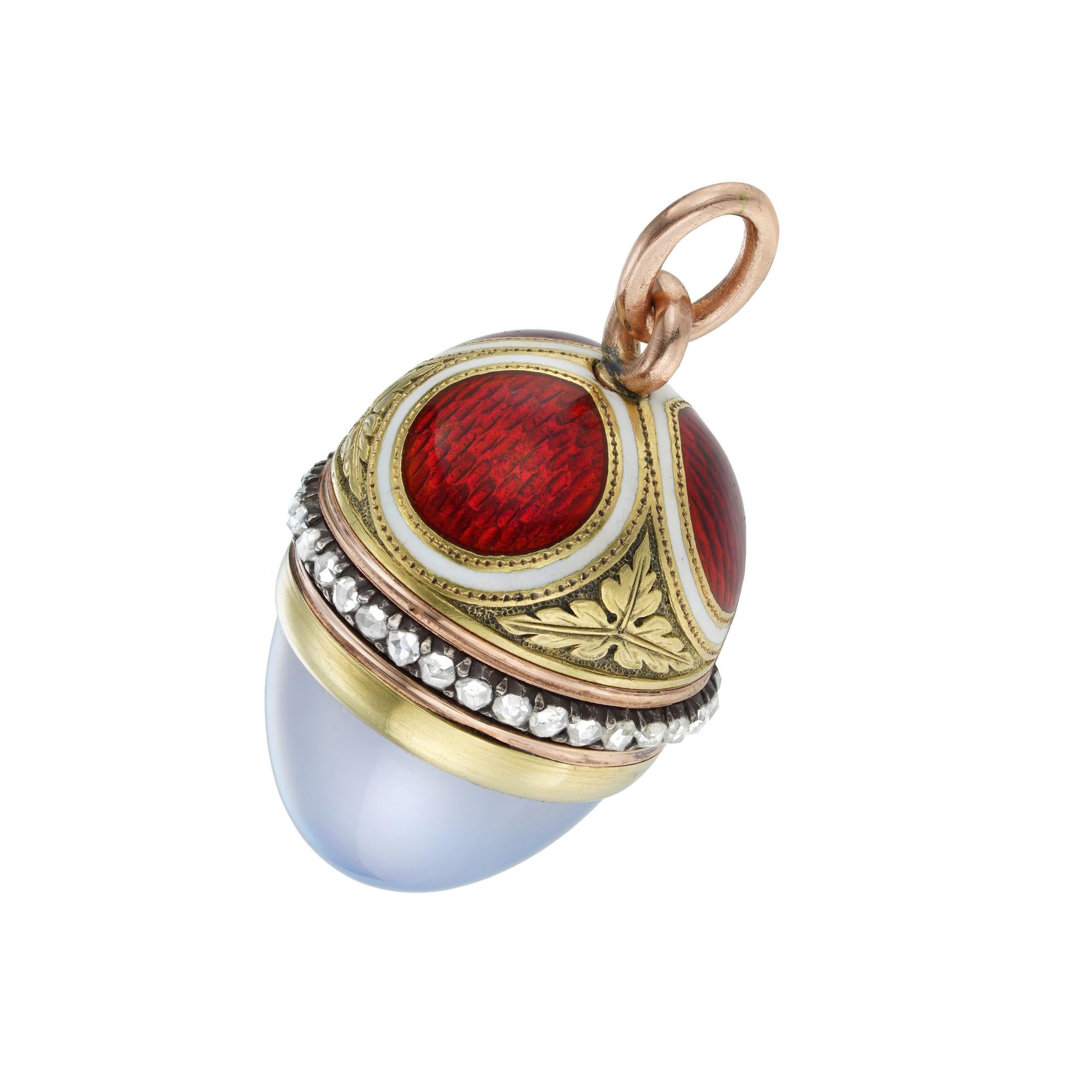 Pendente a forma di uovo Fabergé in oro, smalto e calcedonio In condizioni buone in vendita a London, GB