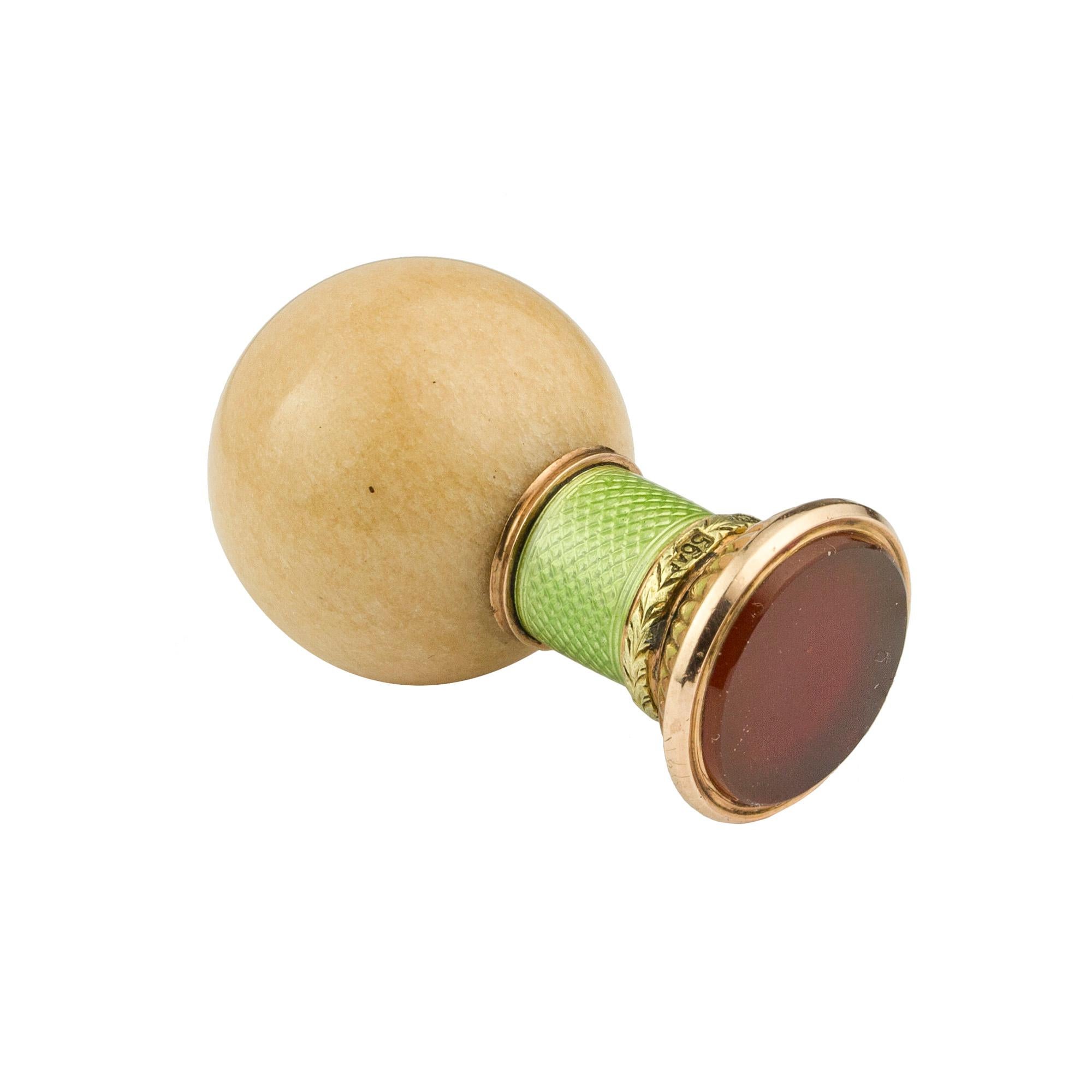 Sello de escritorio Fabergé de oro, esmalte y piedra dura, obra del maestro Henrik Wigström, San Petersburgo, 1904-1908, con asa esférica tallada en cuarzo aventurina, cuello de esmalte verde manzana translúcido sobre un motivo de pañales torneado a