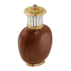 Un frasco de perfume Fabergé de vidrio dorado y esmalte