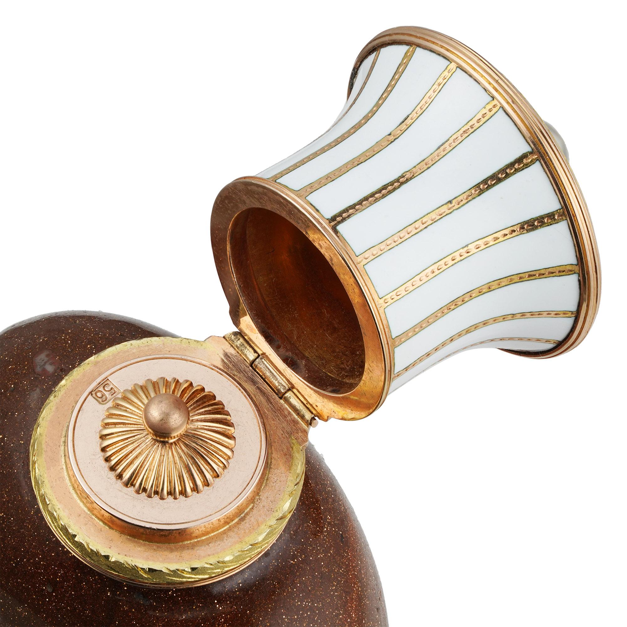 A Fabergé goldstone-glass and enamel scent bottle In Good Condition For Sale In London, GB