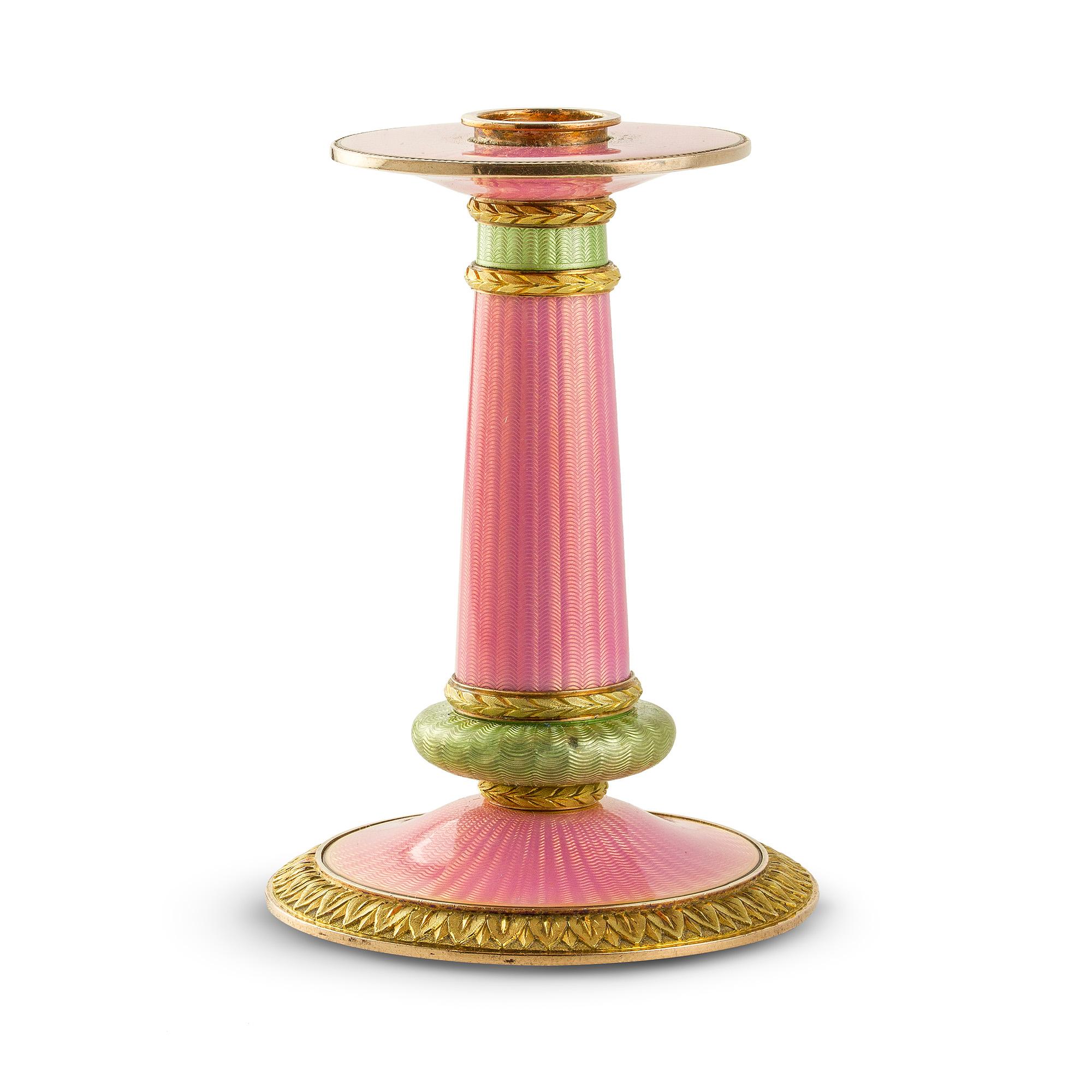 Russe Empire Porte-bougeoir Fabergé en émail rose et vert par Fabergé en vente