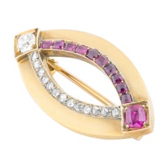 Broche en or jaune sertie de rubis et de diamants Fabergé