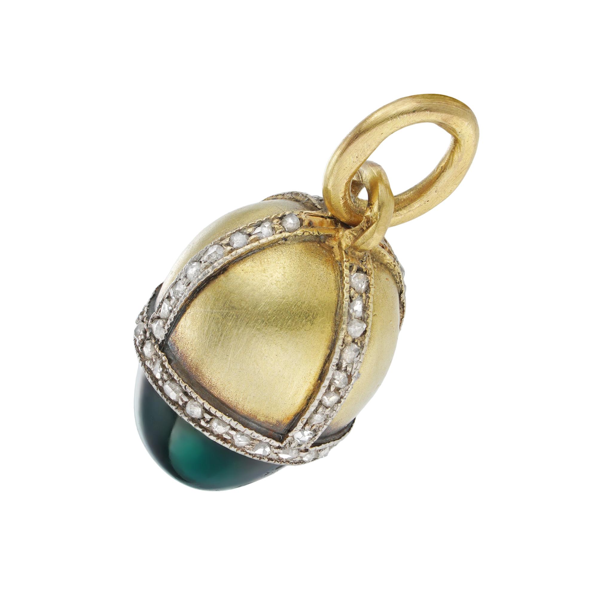 Pendentif en forme d'œuf en saphir, diamant et or de Fabergé, la partie supérieure en or jaune mat décoré de bandes entrecroisées de diamants taillés en rose, la partie inférieure sertie d'un saphir taillé en cabochon, suspendu par une boucle de