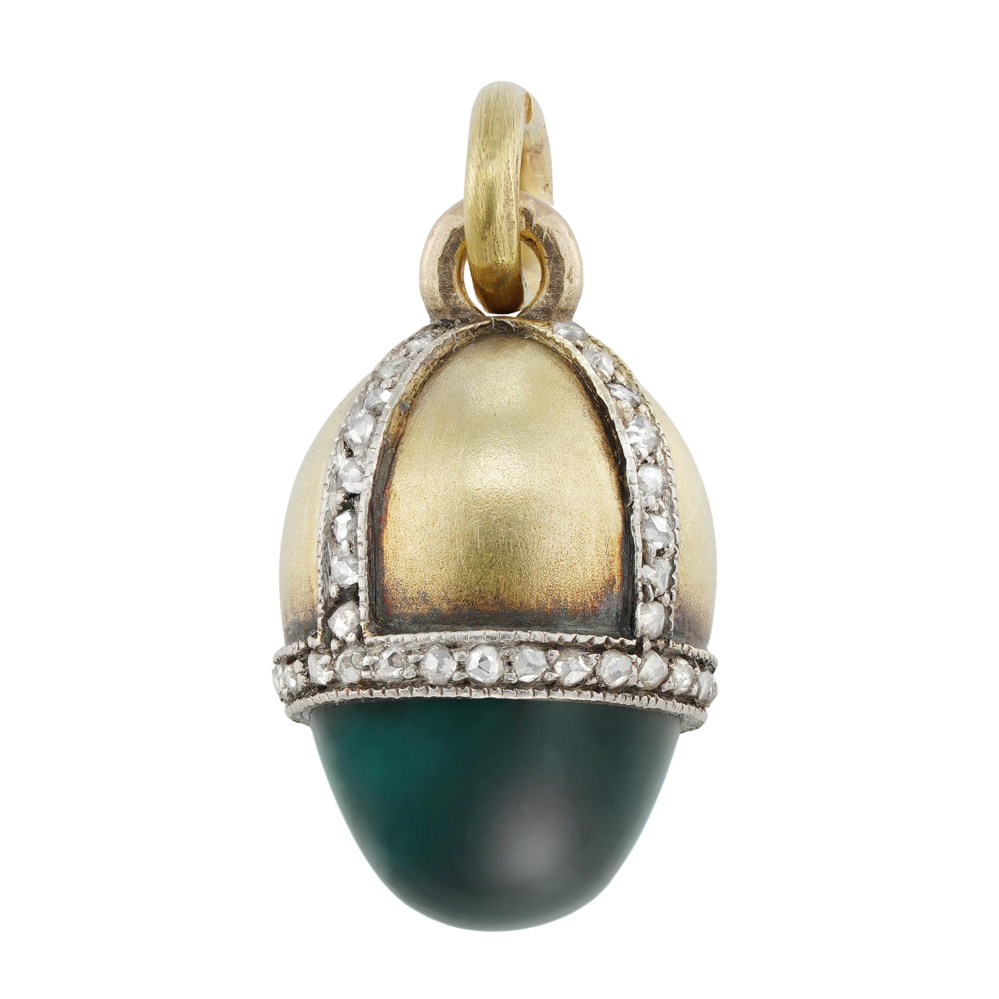 Taille cabochon Pendentif en forme d'œuf en saphir, diamant et or de Fabergé en vente