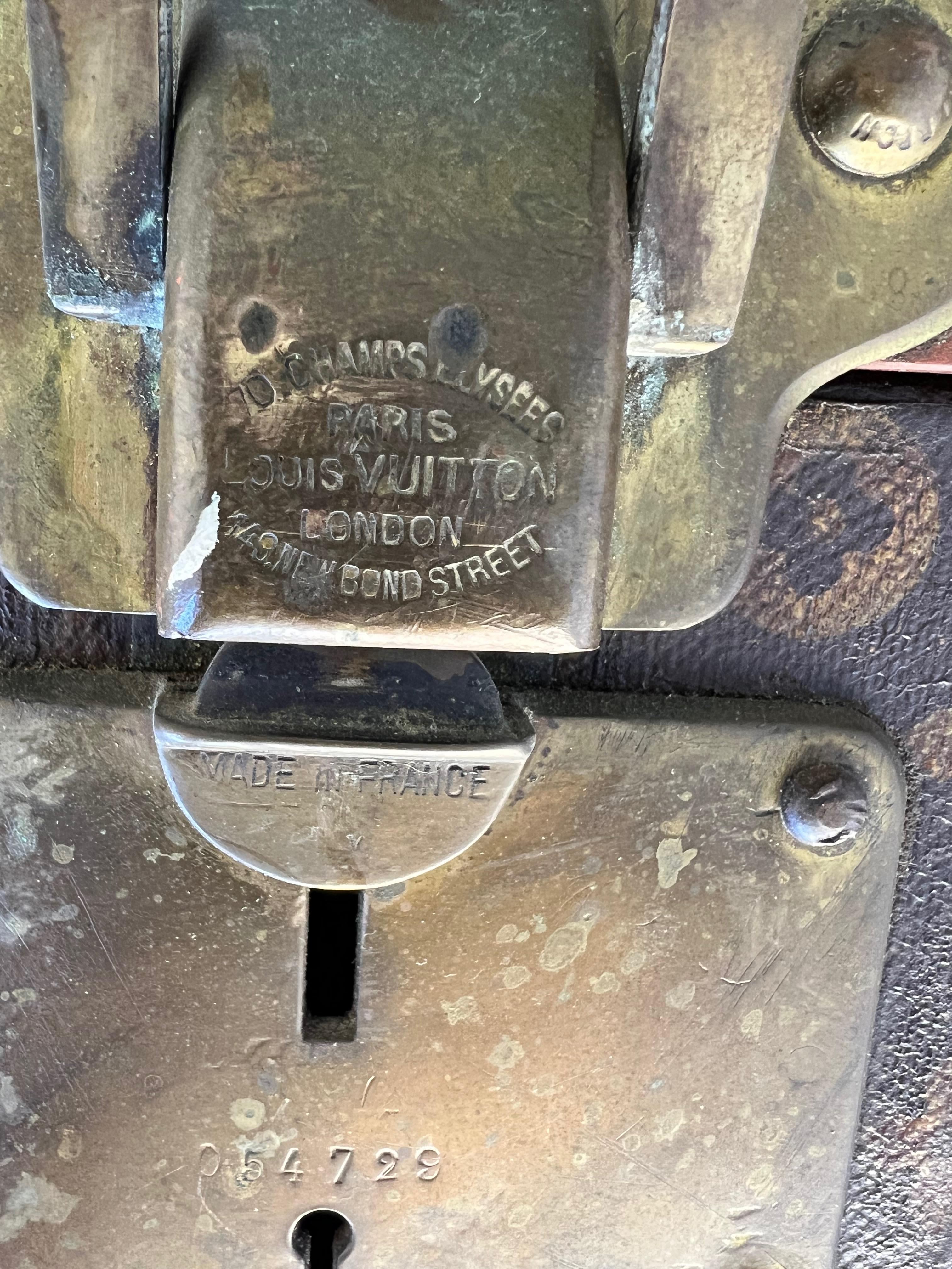 Eine fabelhafte 1920er Louis Vuitton Garderobe Dampfer Schablone Monogramm Trunk im Angebot 3