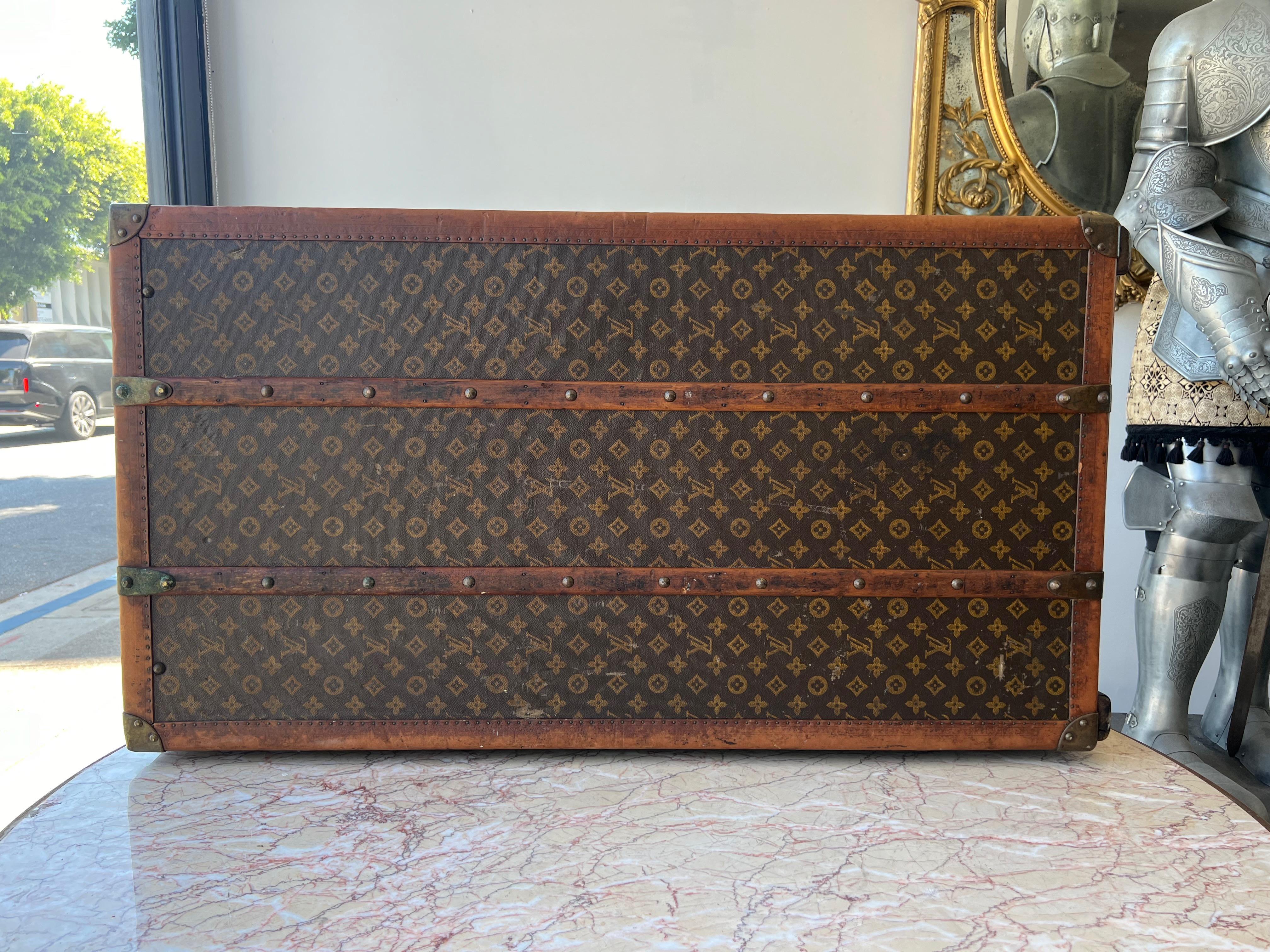 Eine fabelhafte 1920er Louis Vuitton Garderobe Dampfer Schablone Monogramm Trunk im Angebot 4