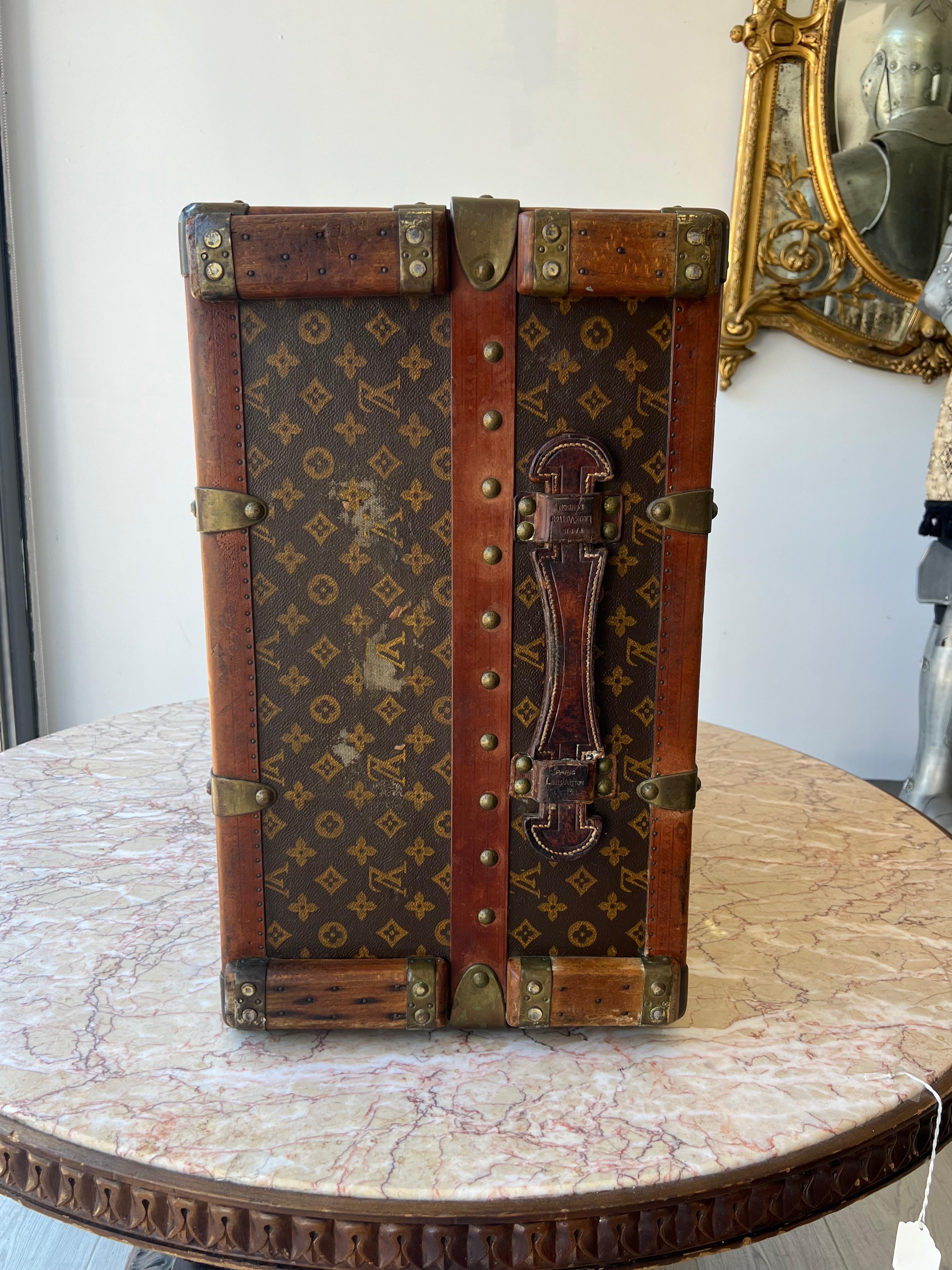 Eine fabelhafte 1920er Louis Vuitton Garderobe Dampfer Schablone Monogramm Trunk im Angebot 5